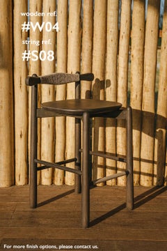 Tabouret de comptoir Uçá. Tout en bois massif.