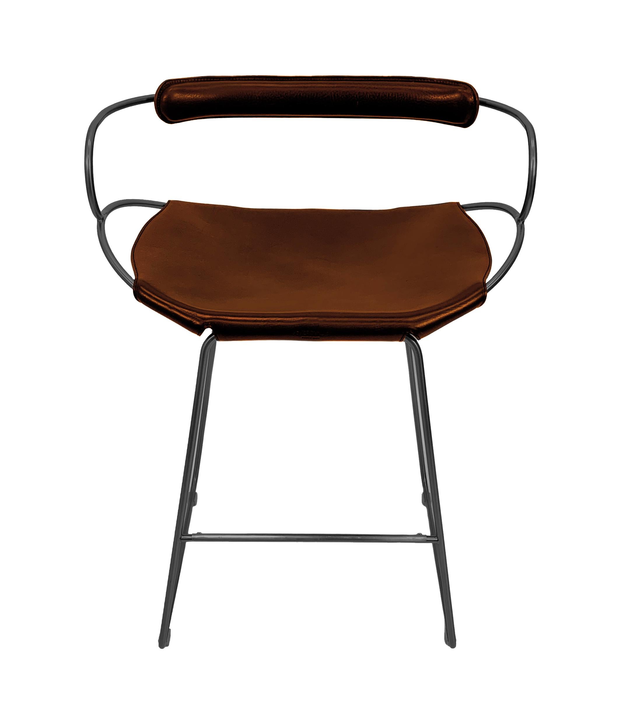 El taburete de mostrador contemporáneo con respaldo Hug está diseñado y concebido con una estética ligera, la ligera oscilación de la varilla de acero de 12 mm se complementa con la flexibilidad de la doble piel de 3,5 mm de grosor. Al sentarte en