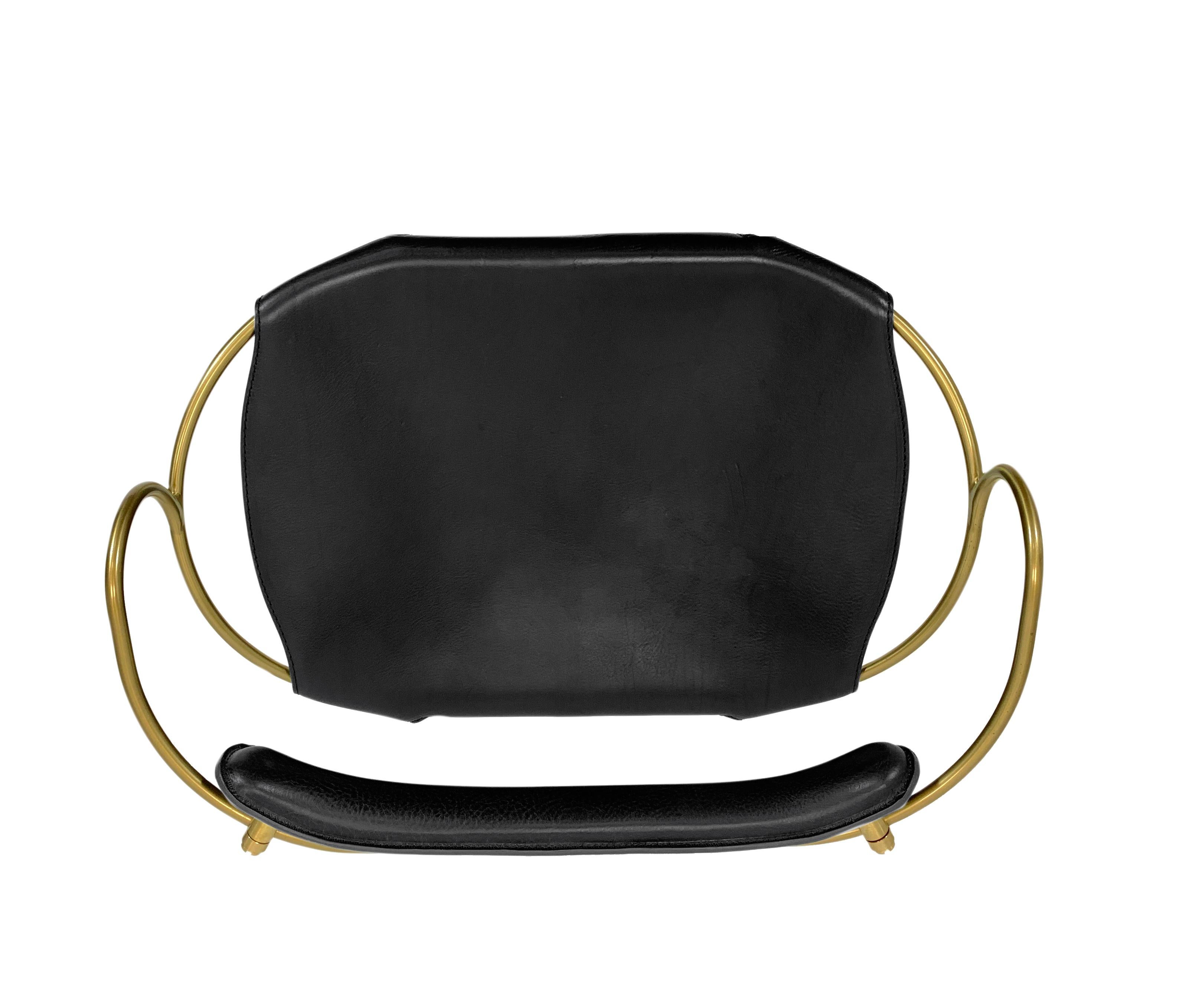 Taburete escultural de barra de cocina con respaldo Metal latonado y cuero negro Moderno en venta