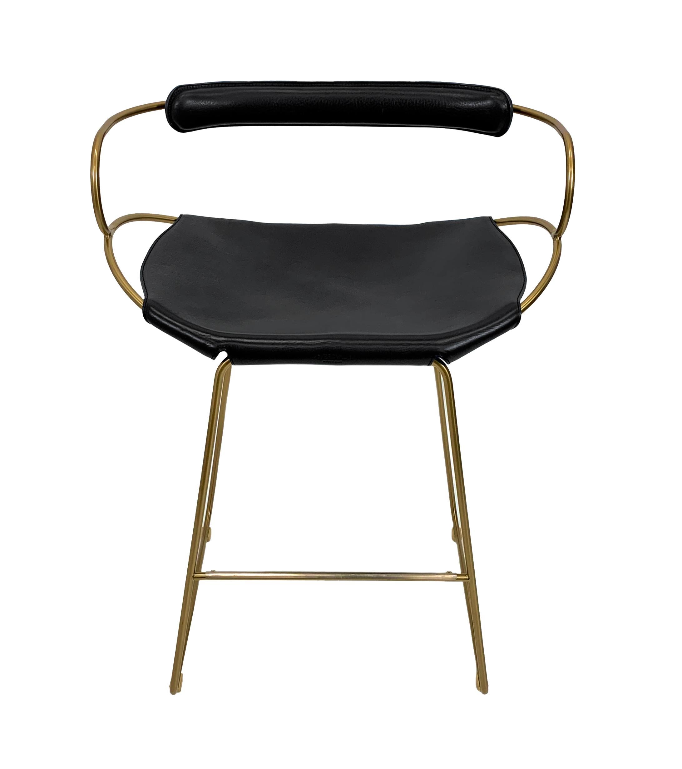 HUG arm counter stool aged brass steel and vegetable tanned black saddler leather

The HUG arm counter stool is designed and conceived with a light aesthetic, the slight oscillation of the steel rod of 14 mm is complemented by the flexibility of the