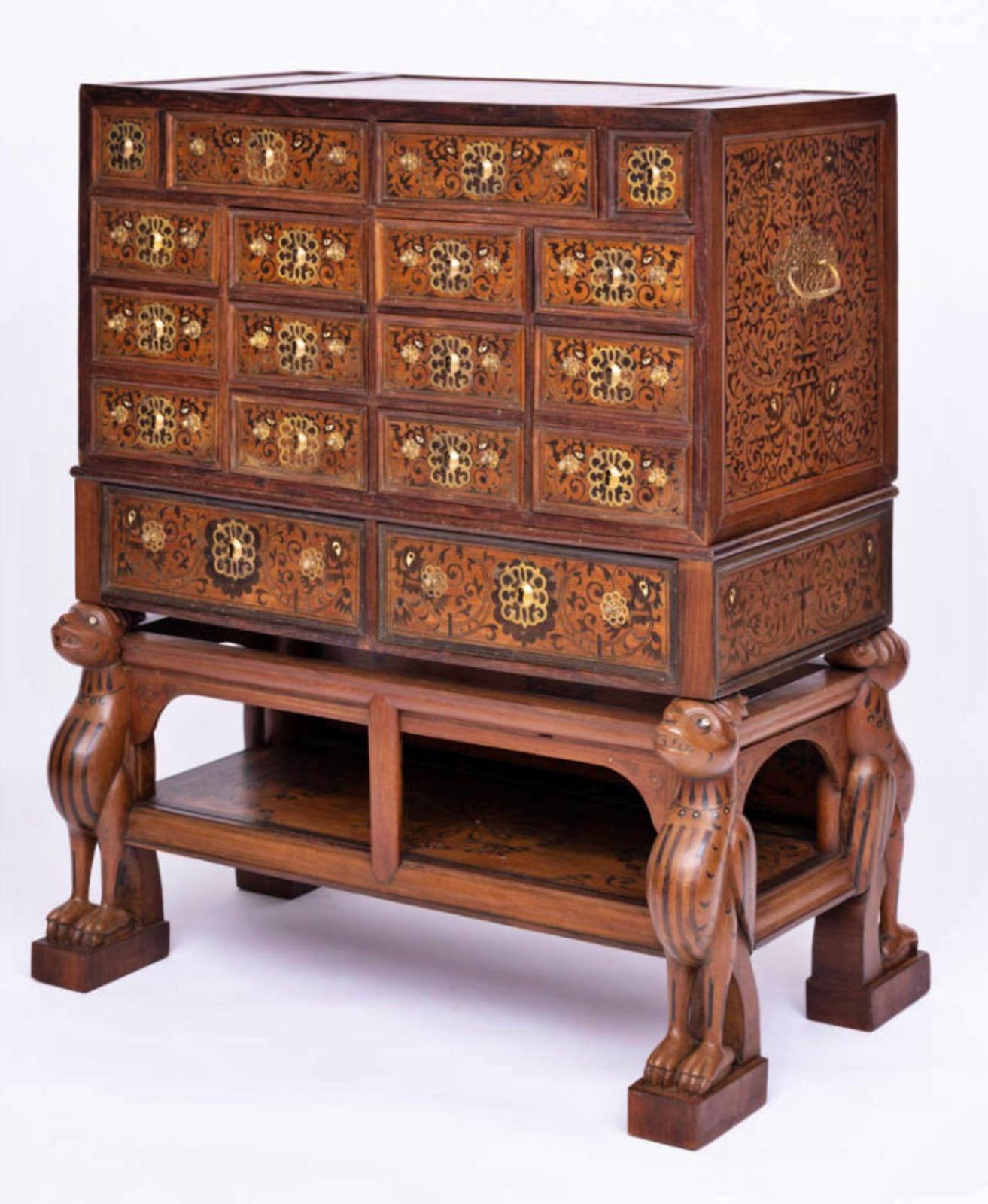 Counter with trimpe Indo-Portuguese, 17th century

Coated in teak and rosewood with botanical and zoomorphic inlays, with 14 drawers simulating 16, 2-drawer stand
small defects
Dim.: 116x97x60 cm.
Good conditions.