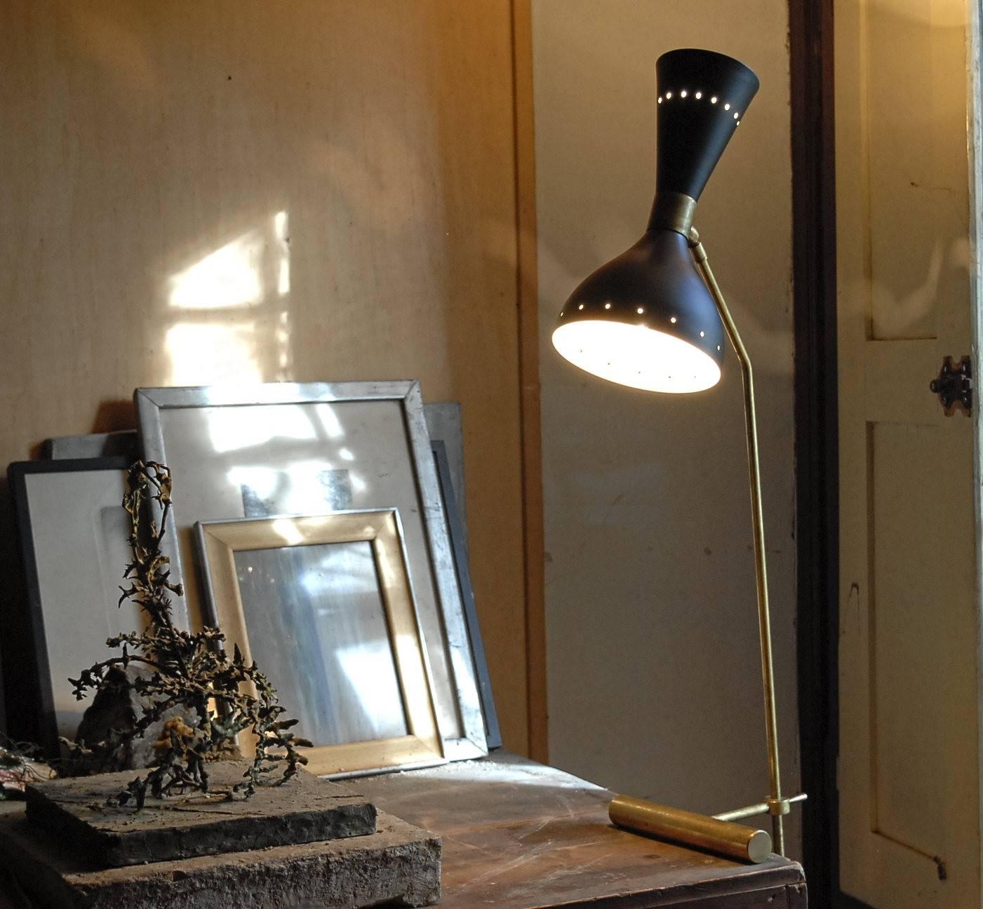 italien Lampe de bureau en laiton Counterbalance, style Midcentury en vente