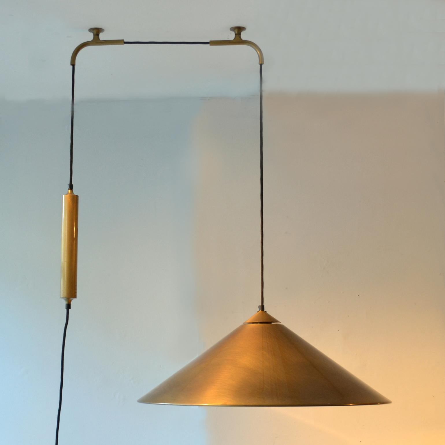 Counterbalance pendant 'Keos' by Florian Schulz with rare elongated side weight. Strong and minimal pendant in a high quality brass moves smoothly up and down due to the solid brass counterweight. The brass has a brushed bronze patina and is coated.