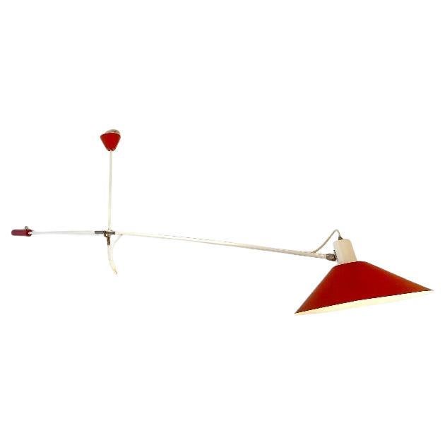Lampada a contrappeso di Jan Hoogervorst per Anvia, nella sua prima edizione realizzata interamente in metallo laccato rosso e bianco. Leggera e ariosa, è una lampada molto raffinata. L'altezza e il bilanciamento della lampada possono essere