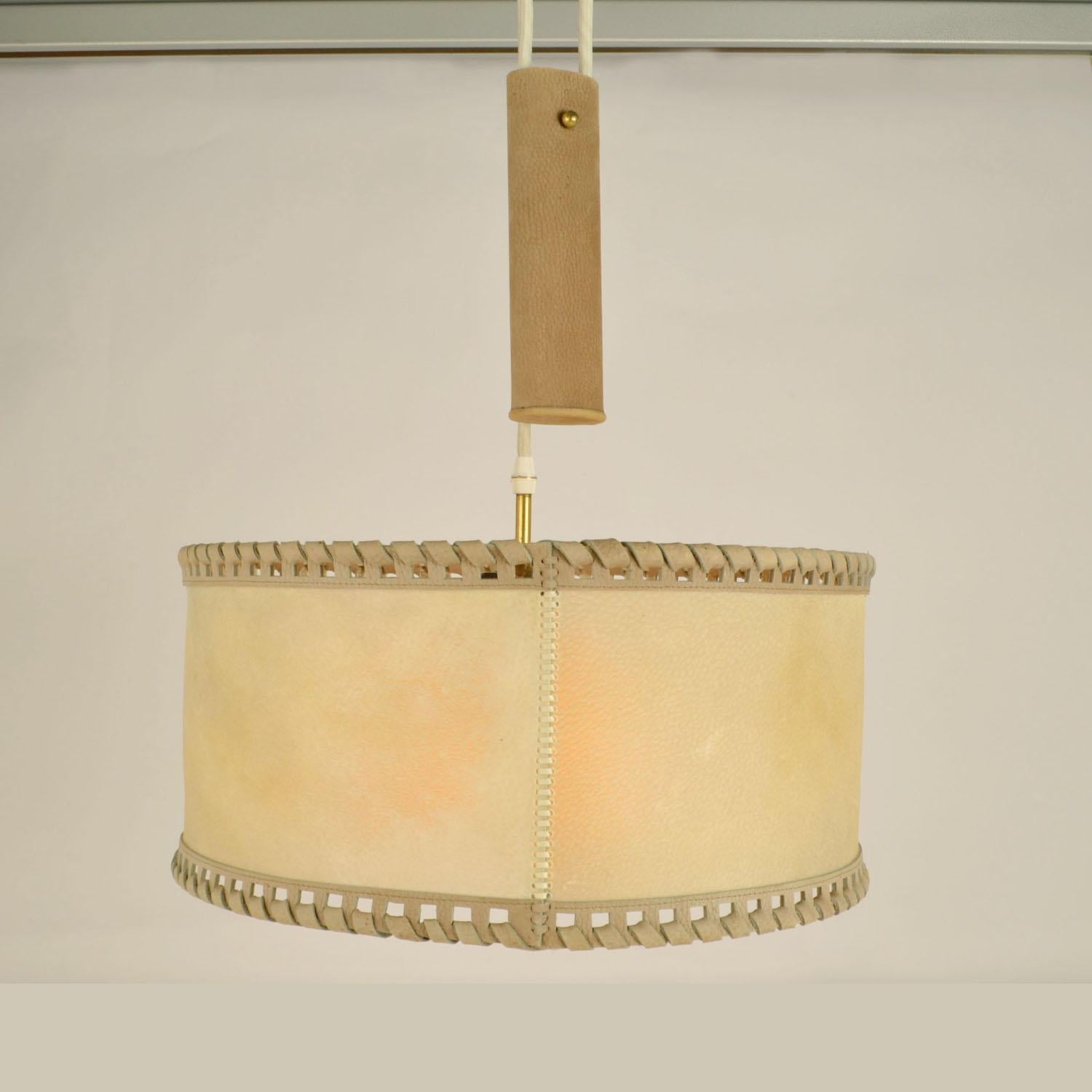 Counterbalance Pendant Lamp 1960's in Parchment and Beige Leather en vente 10