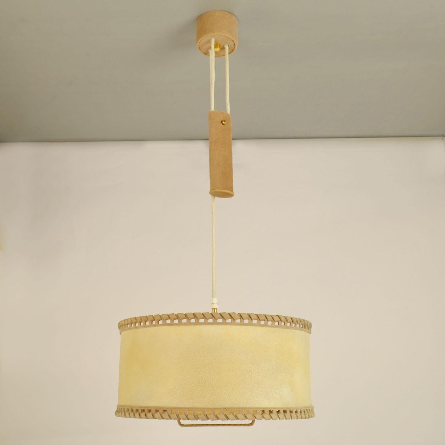Counterbalance Pendant Lamp 1960's in Parchment and Beige Leather Excellent état - En vente à London, GB