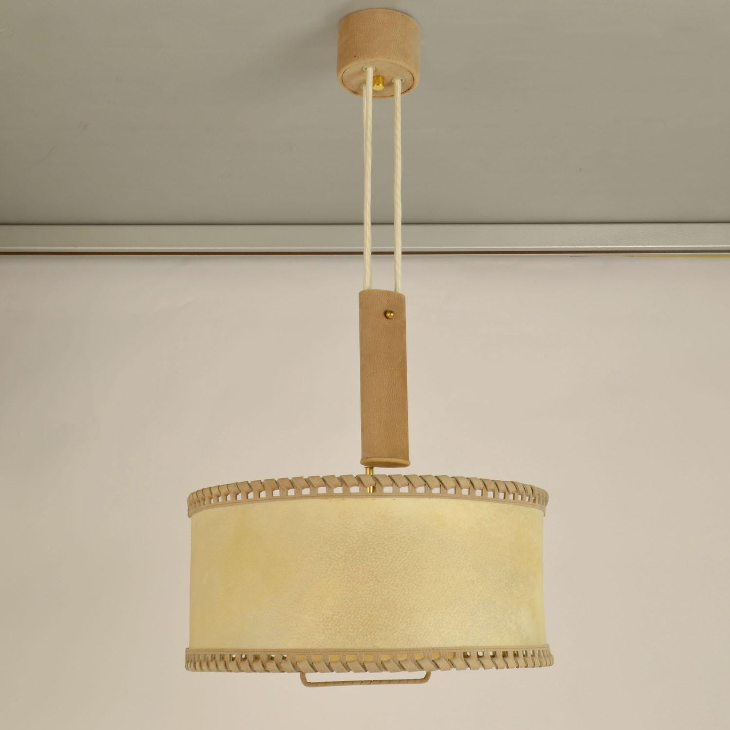 Laiton Counterbalance Pendant Lamp 1960's in Parchment and Beige Leather en vente