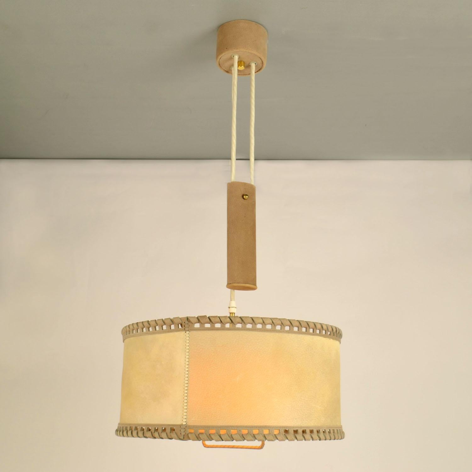 Milieu du XXe siècle Counterbalance Pendant Lamp 1960's in Parchment and Beige Leather en vente