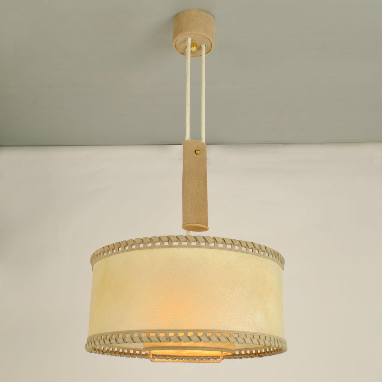 Counterbalance Pendant Lamp 1960's in Parchment and Beige Leather en vente 4