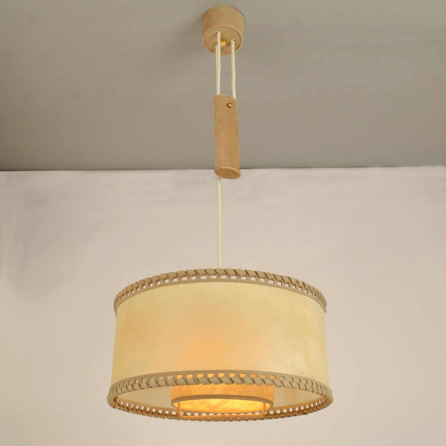 Counterbalance Pendant Lamp 1960's in Parchment and Beige Leather en vente 5