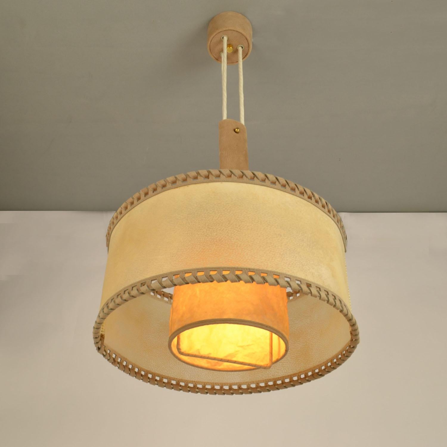 Counterbalance Pendant Lamp 1960's in Parchment and Beige Leather en vente 6