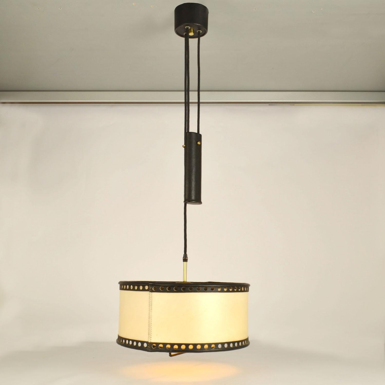 Counterbalance Pendant Lamp 1960's in Parchment and Black Leather Excellent état - En vente à London, GB