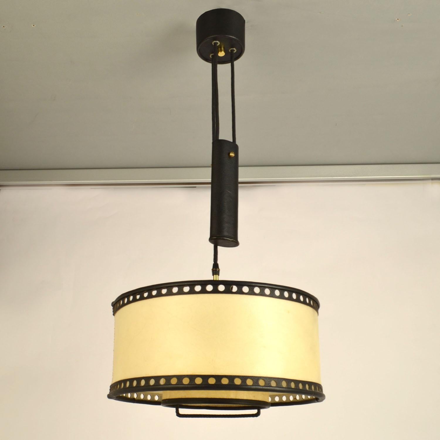 Milieu du XXe siècle Counterbalance Pendant Lamp 1960's in Parchment and Black Leather en vente
