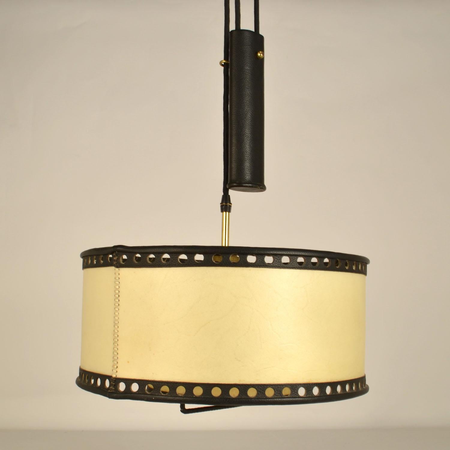 Counterbalance Pendant Lamp 1960's in Parchment and Black Leather en vente 3
