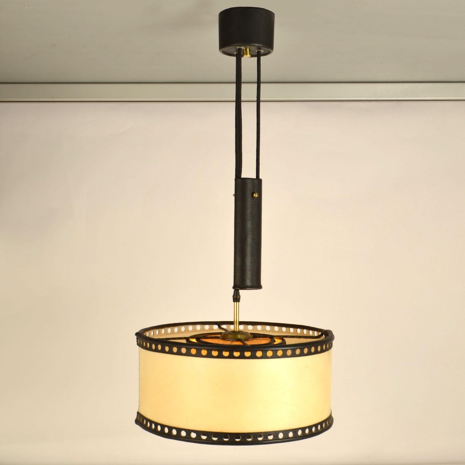 Counterbalance Pendant Lamp 1960's in Parchment and Black Leather en vente 4