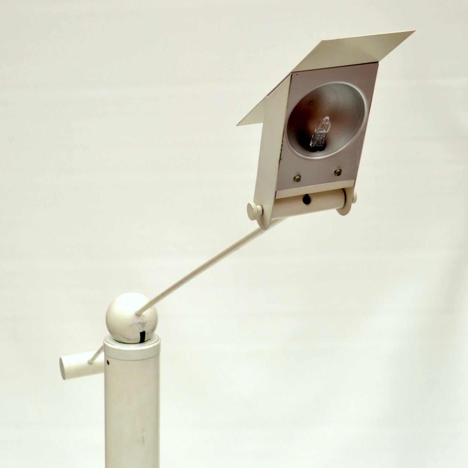 Lampadaire blanc attribué à la Suisse Baltensweiler en vente 4