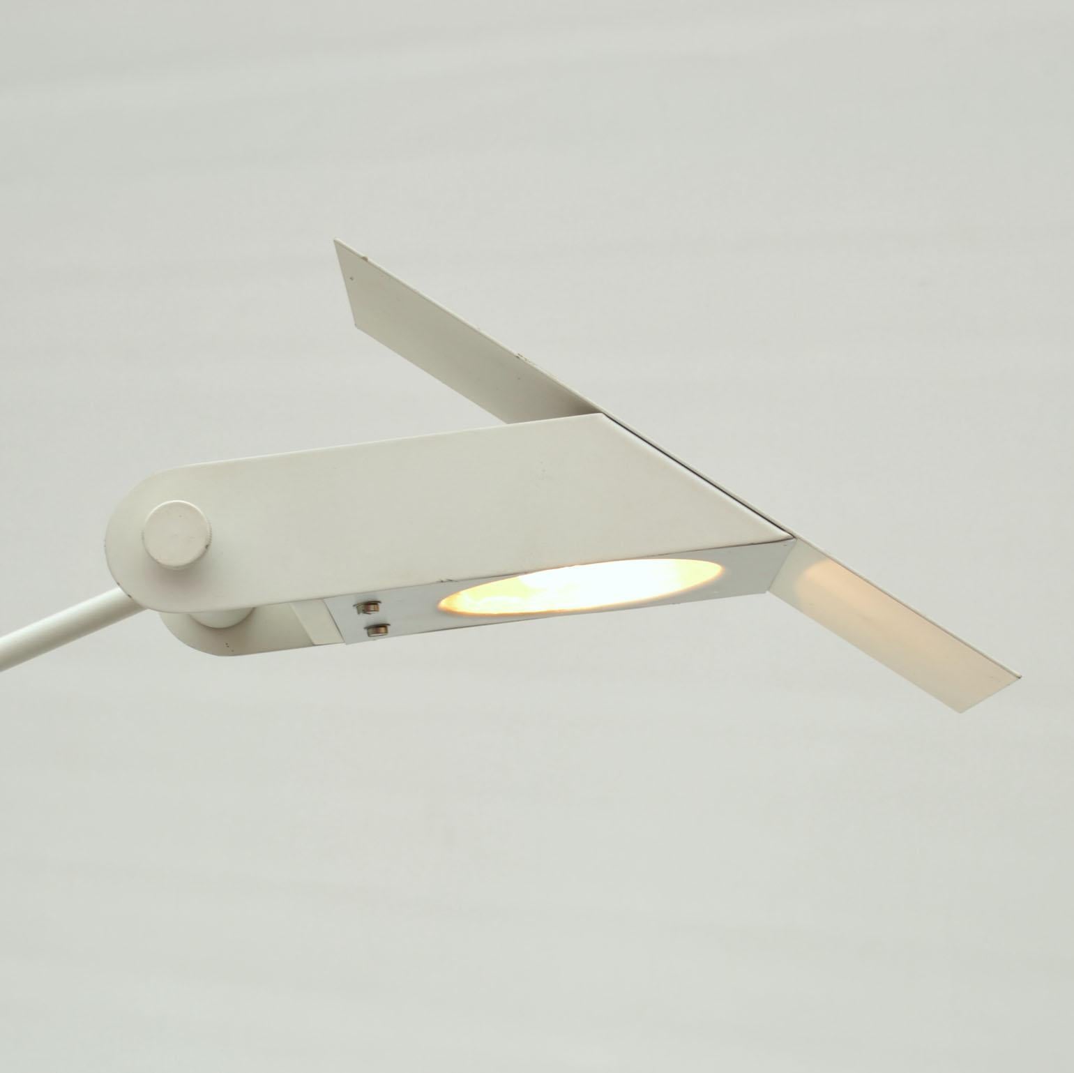 Minimalistische Stehleuchte aus weißem Metall mit verstellbarem Arm, der auf einem Zylindersockel ausbalanciert wird, und Halogenlichtquelle, zugeschrieben Rico & Rosemarie Baltensweiler, Schweiz 1960-70er Jahre. Die Lampe balanciert auf einem