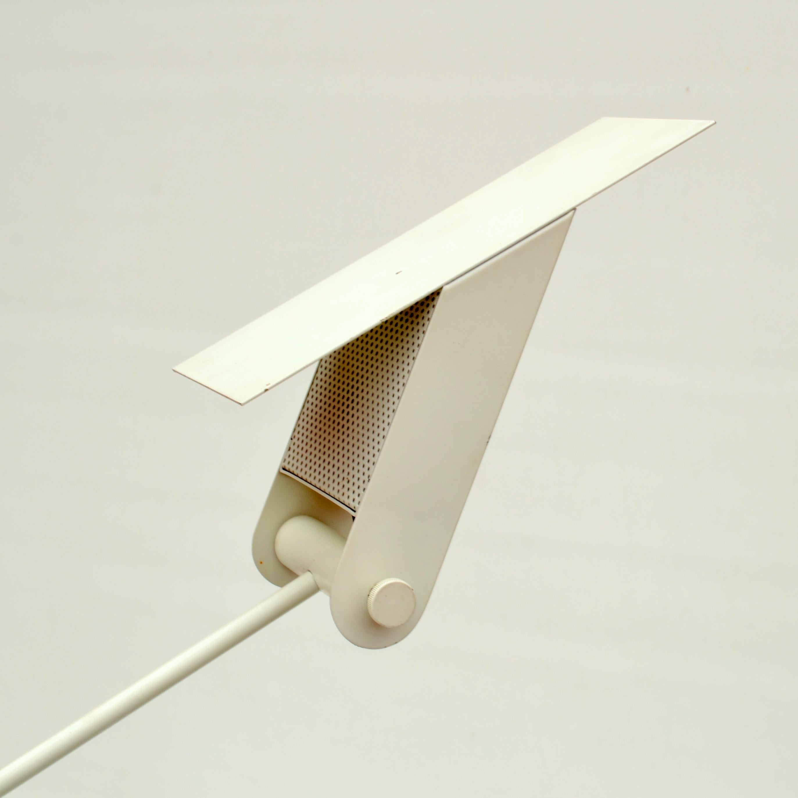 Minimaliste Lampadaire blanc à contrepoids attribué à la société suisse Baltensweiler en vente