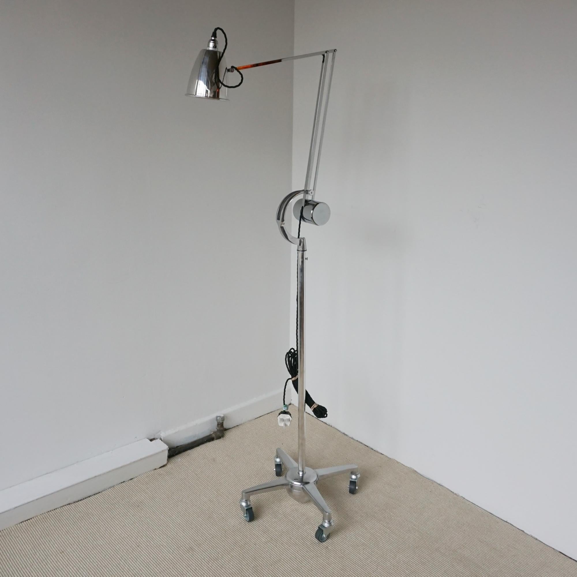 Lampe trolley à contrepoids Art déco de Hadrill & Horstmann. Le tout repose sur une base lestée à quatre pieds, avec fourche circulaire et contrepoids en baril plat.

Dimensions : H 113cm L 37cm

Origine : Anglais

Numéro d'article : J353

Tous nos