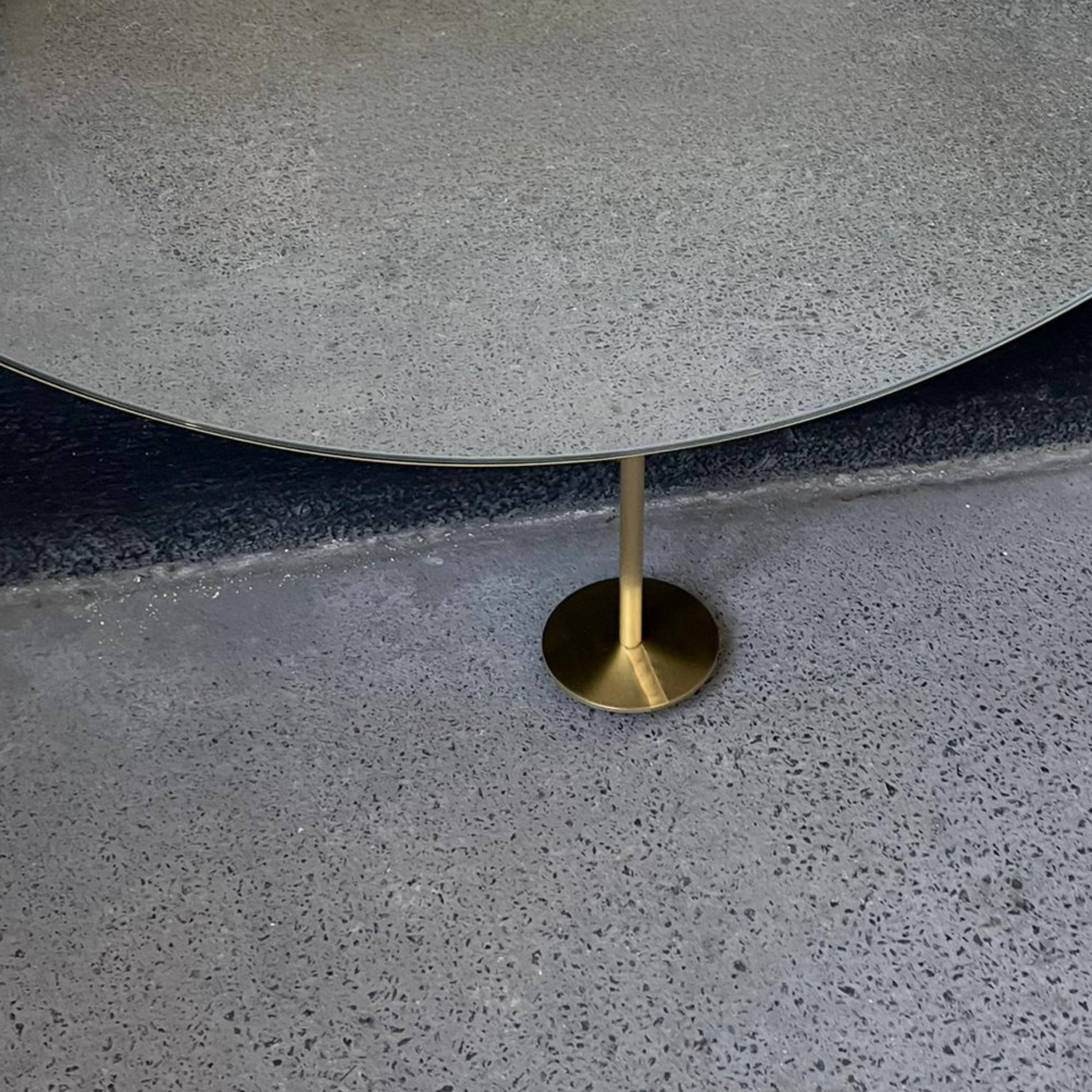 Countertop to Ceiling Fitted Orbis Round Mirror with Brass Frame In New Condition For Sale In London, GB