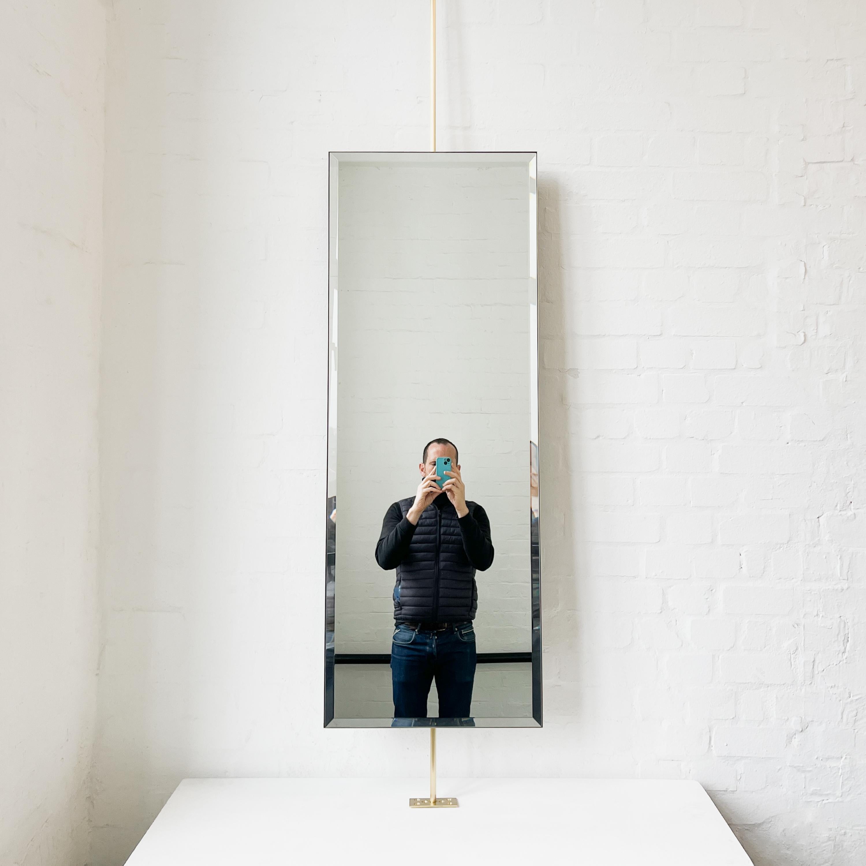 Quadris™ countertop to ceiling attached rectangular bevelled mirror with an elegant solid brushed brass minimalist frame. This mirror is fully customisable. Designed and handcrafted in London, UK.

Dimensions:

H 123.3cm x W 45.7cm x D 3cm (Drop