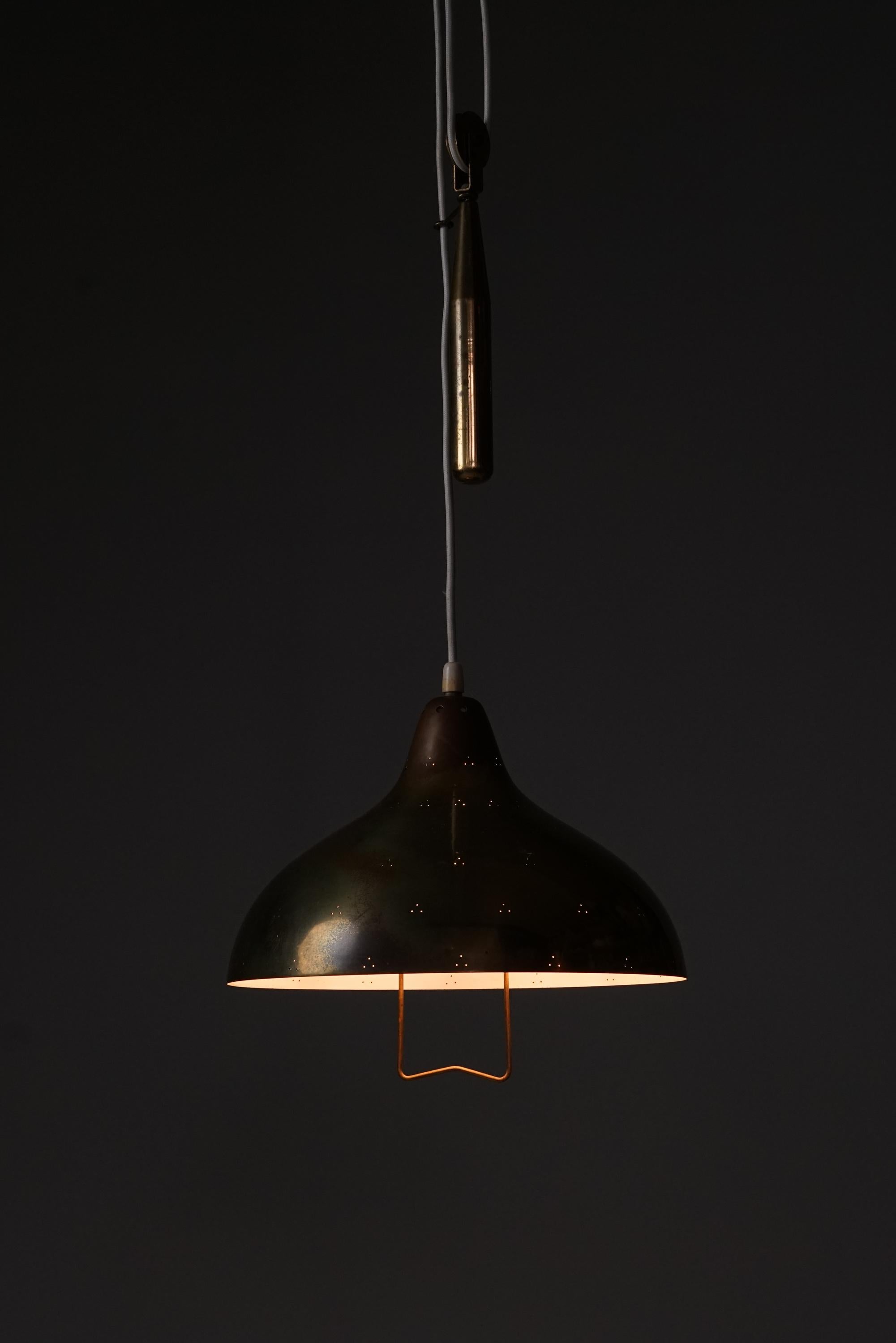 Counterweight brass pendant by Itsu Oy, 1950s. Good vintage condition, patina consistent with age and use. The height of the pendant is adjustable. Beautiful Scandinavian Modern piece. 
