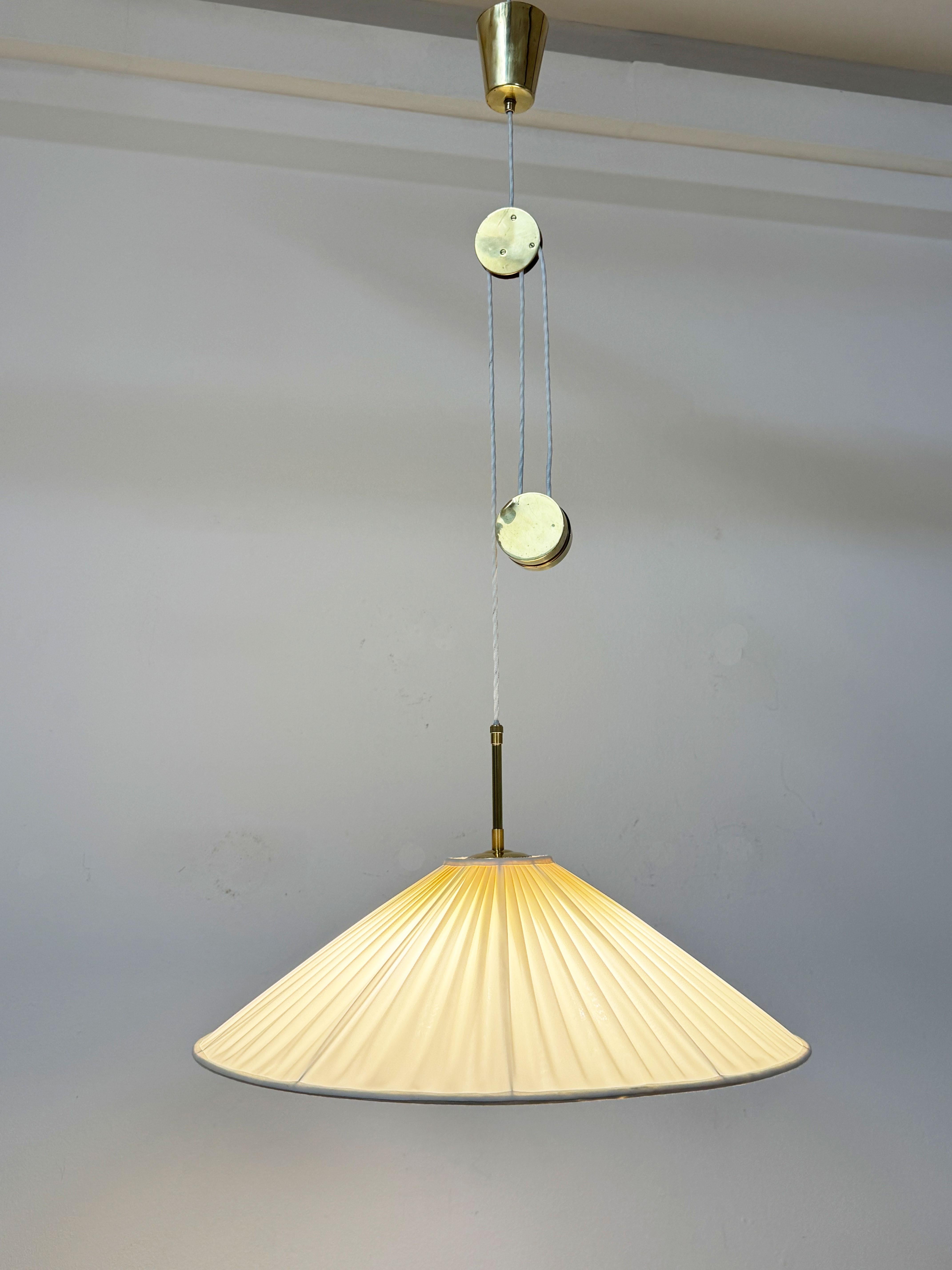 Lampada a sospensione regolabile a contrappeso 