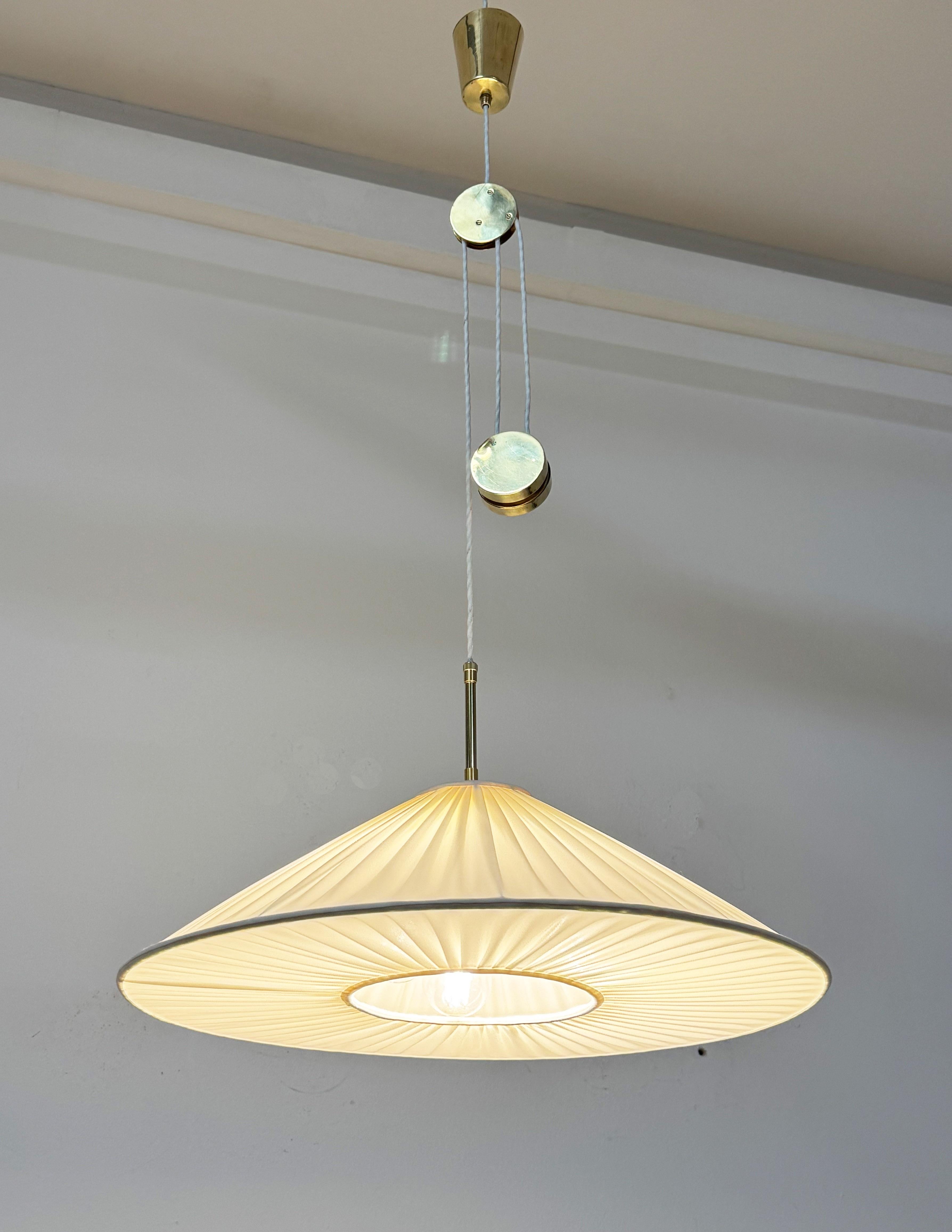 Lampada a sospensione regolabile a contrappeso 