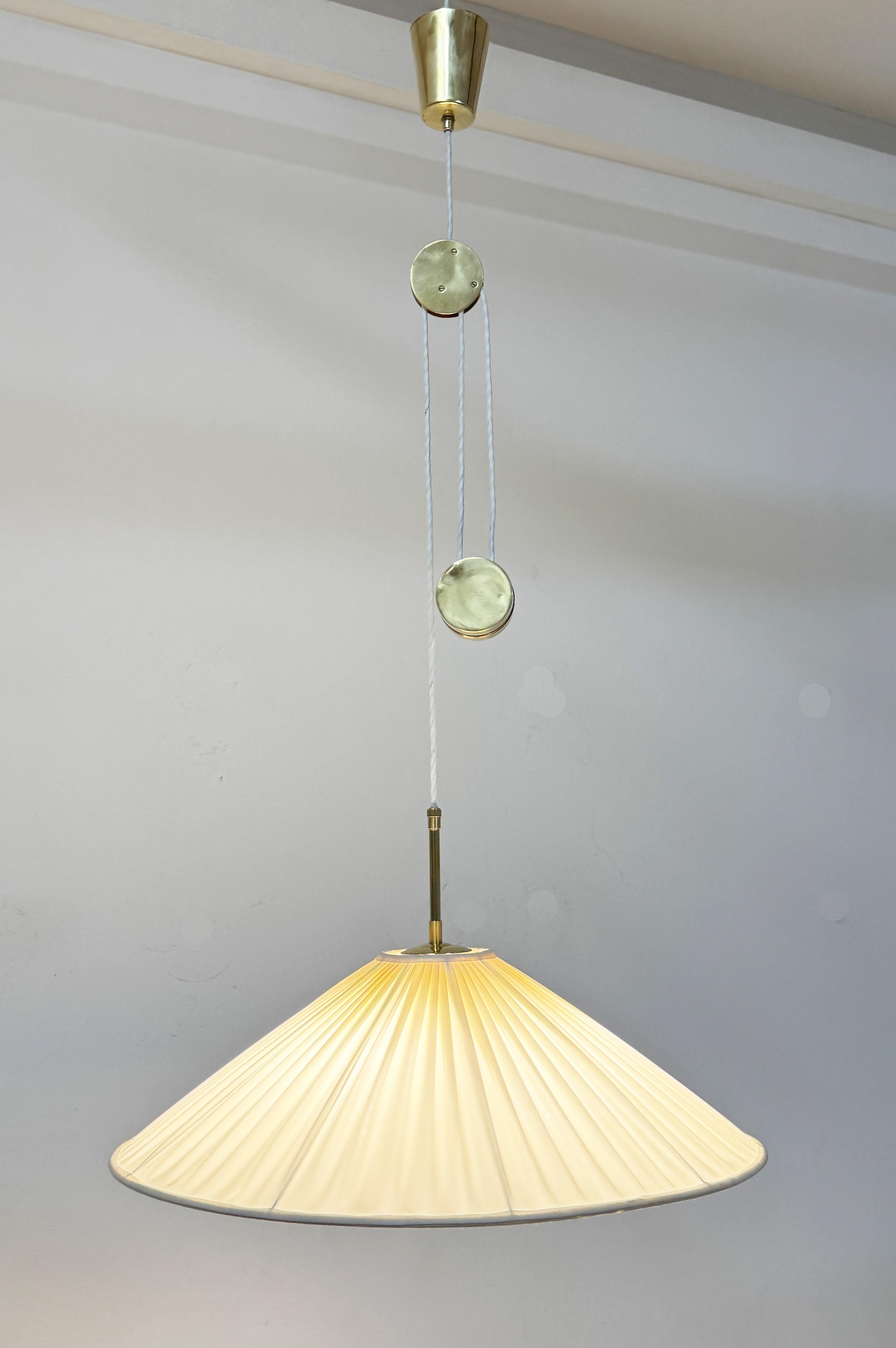 Lampada a sospensione regolabile a contrappeso 