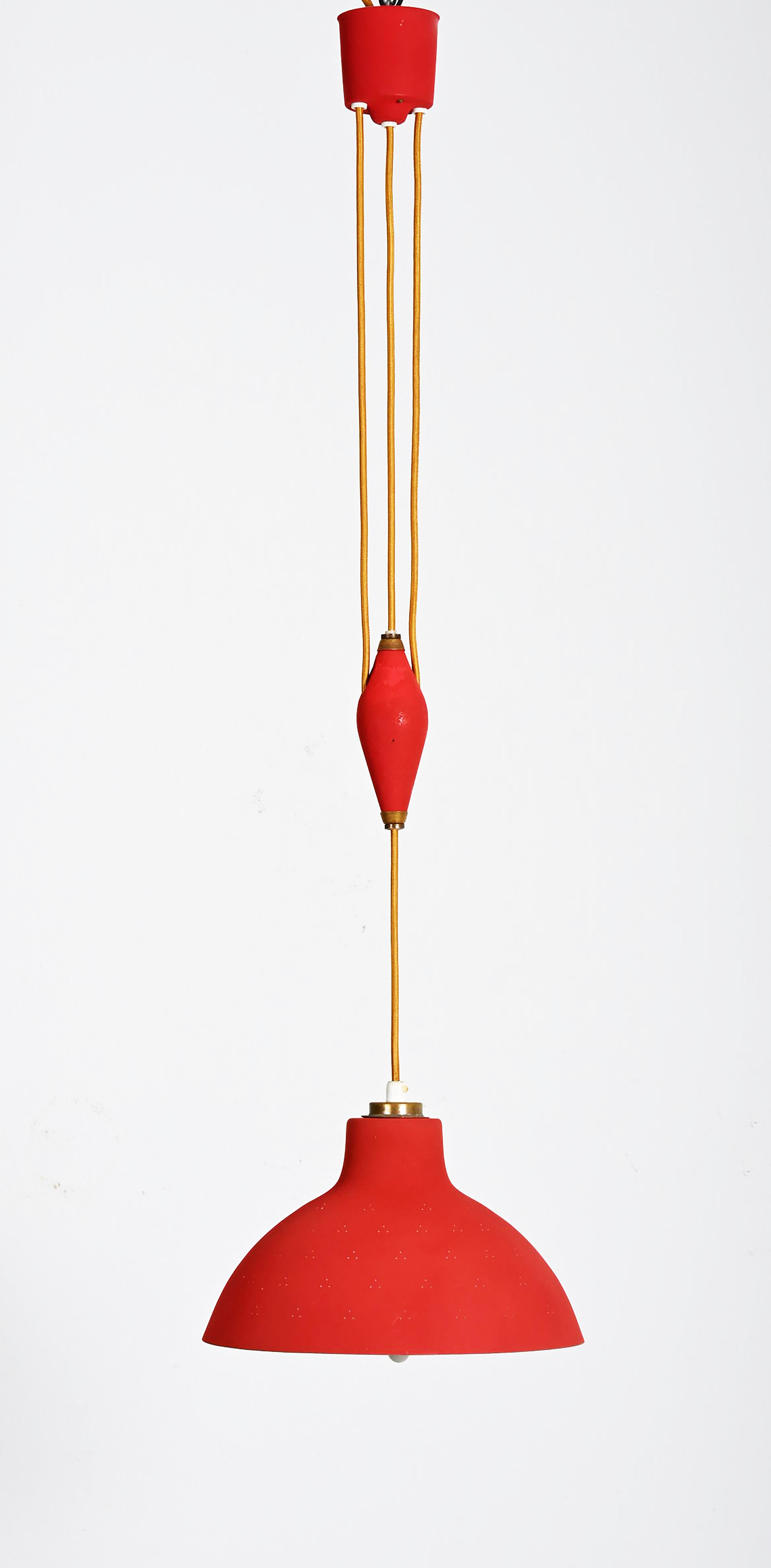 Rara lampada a sospensione a contrappeso dipinta di rosso, paralume con perforazione dotato di una presa E27. L'altezza è regolabile. Progettata da Harald Notini alla fine degli anni '40 per Arvid Böhlmarks Lampfabrik. Ottime condizioni originali