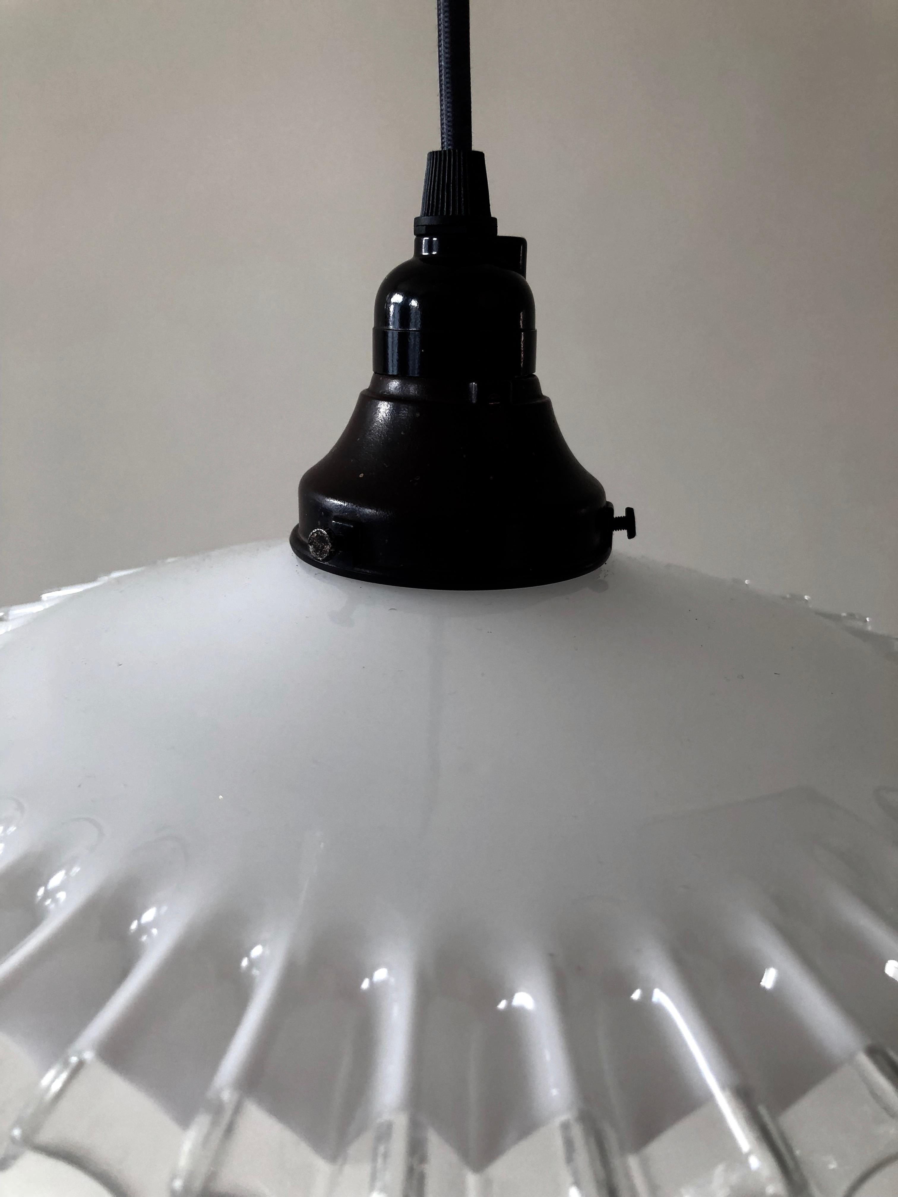 Counterweight Pendant Lamp, 1900, Made from Porcelain and Handmade Glass For Sale 1