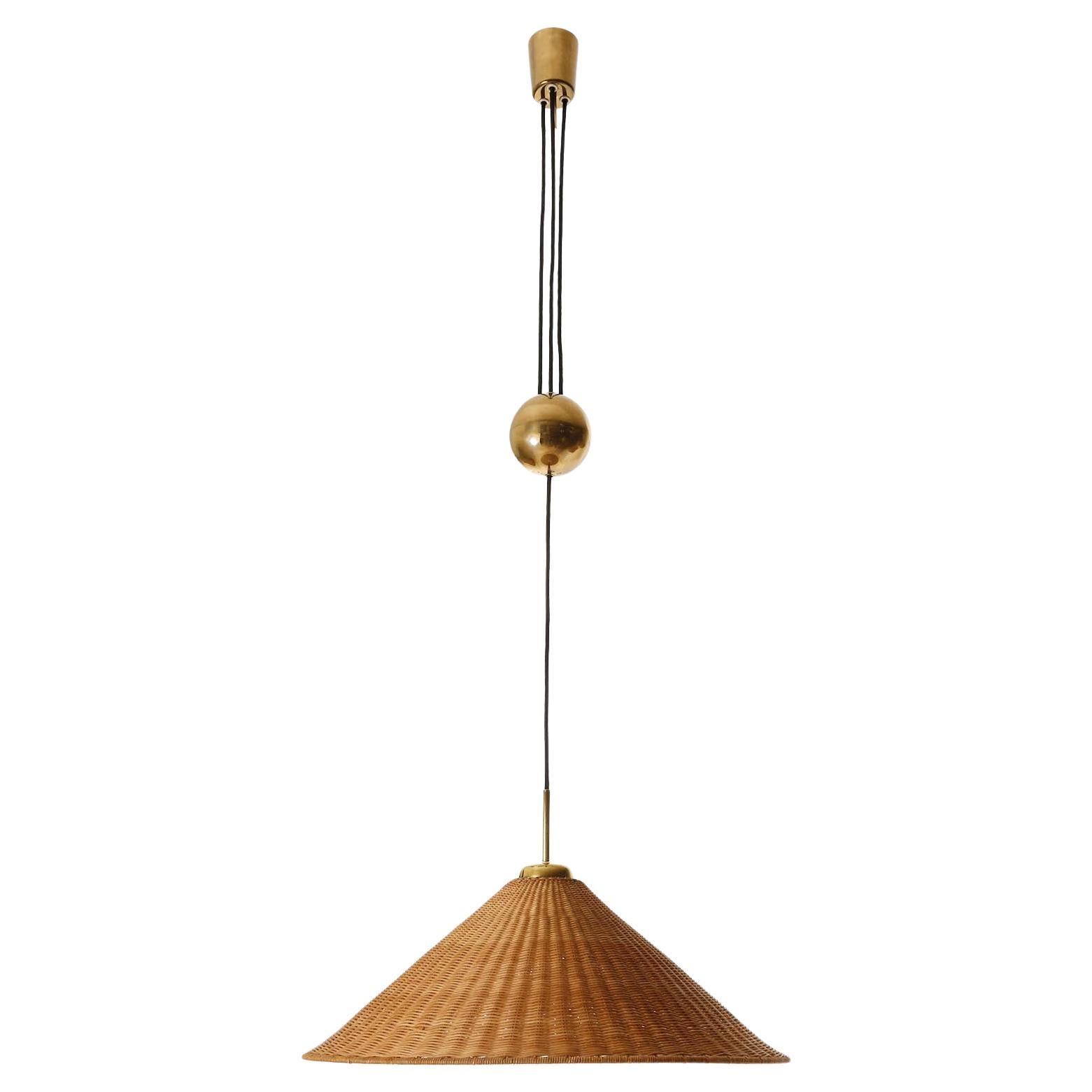 Una rara e fantastica lampada a sospensione regolabile in altezza in ottone con paralume in vimini modello 'Jo-Jo Zug' n. 2505 di J&T. Kalmar prodotta a metà degli anni '50.
L'illuminazione si basa su un disegno di Frank Josef Frank degli anni '30.