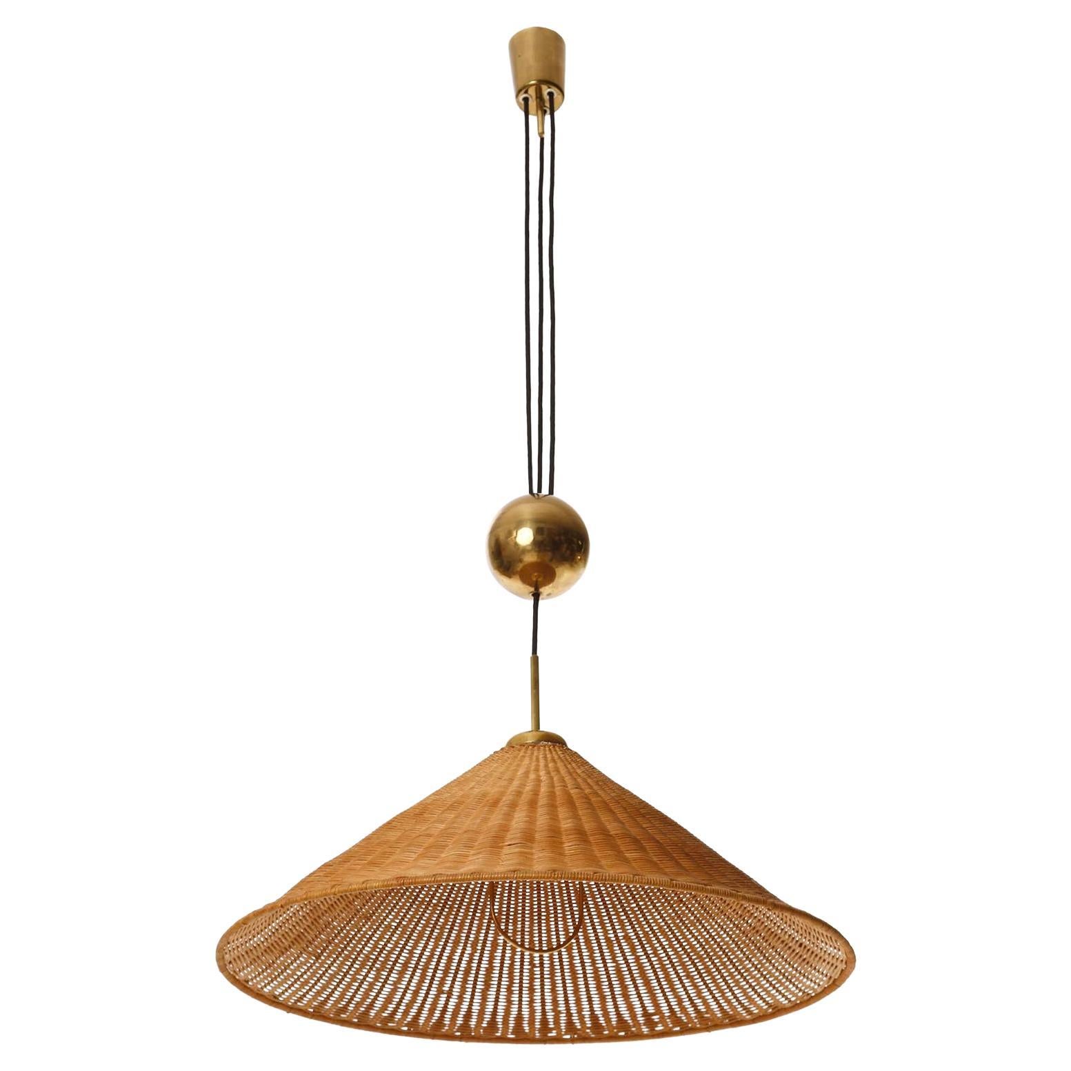 Metà XX secolo Lampada a sospensione a contrappeso di J&T. Kalmar, Josef Frank, Vimini in ottone, anni '50 in vendita
