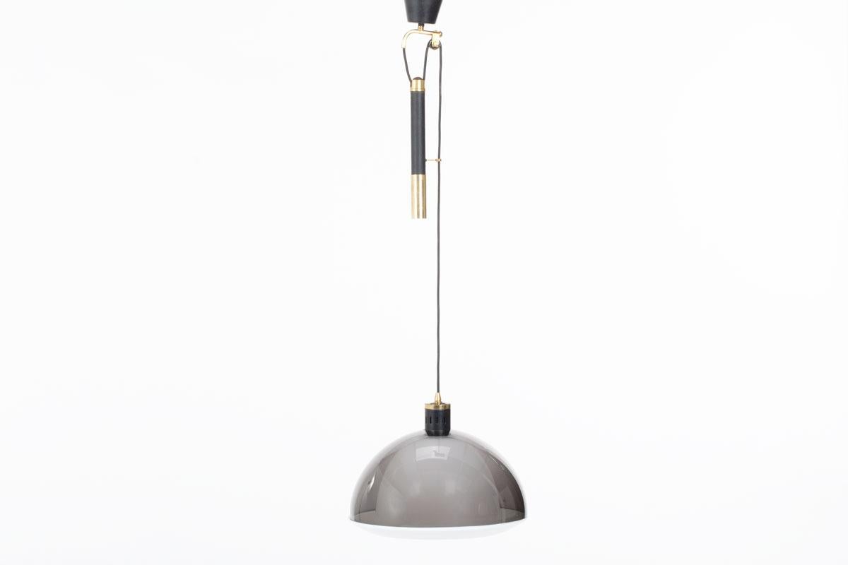Pendant light from Italy in the 60s, edited by Stilux Milano
Structure with counterweight, black metal and brass
The height is adjustable from 84 cm to 122 cm
Gray/purple plexiglass lampshade
Original and unique design