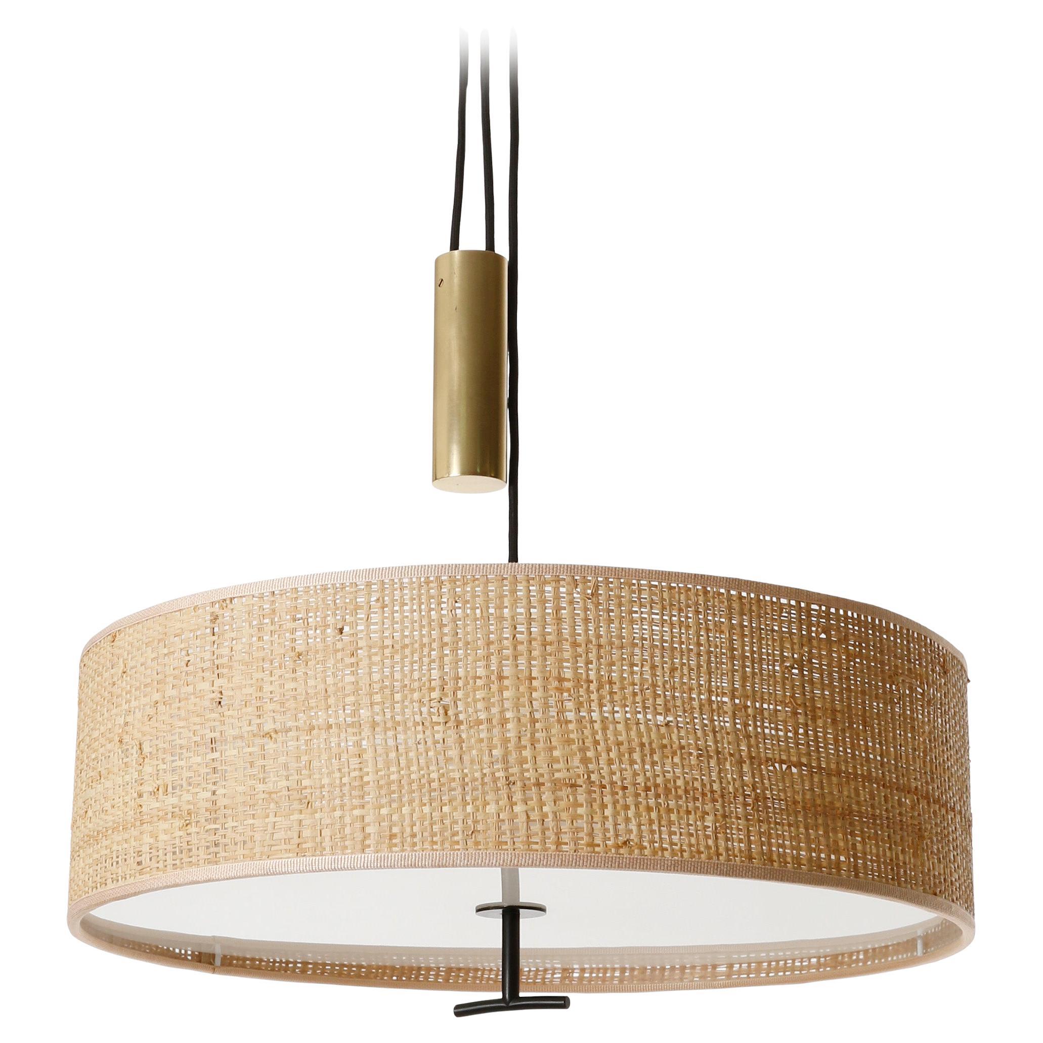 Lampada a sospensione a contrappeso J.T. Kalmar, ottone, vimini, plexiglass, metallo, anni '60 in vendita