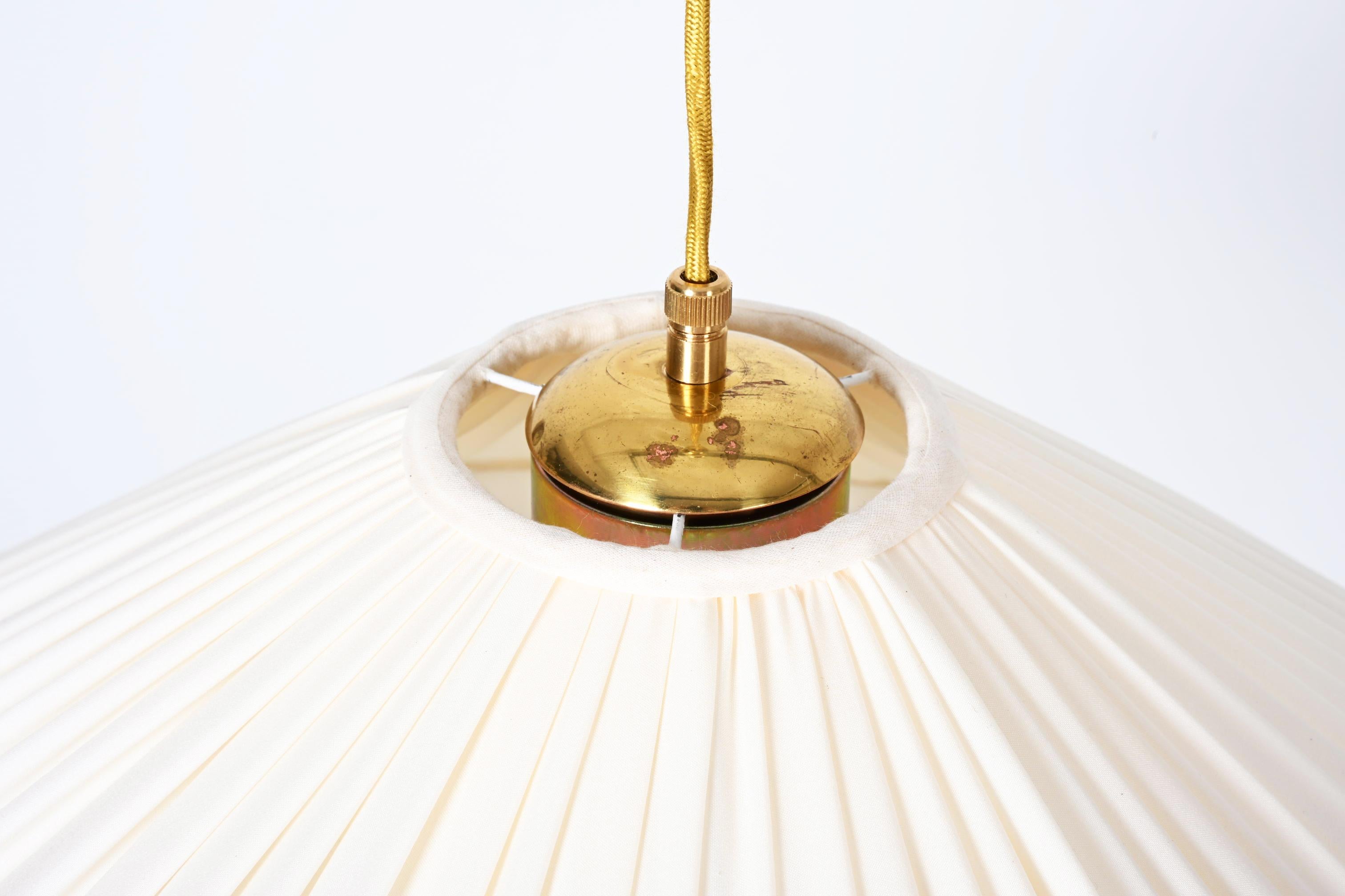 Lampada a sospensione in seta a contrappeso attribuita a Josef Frank in vendita 5