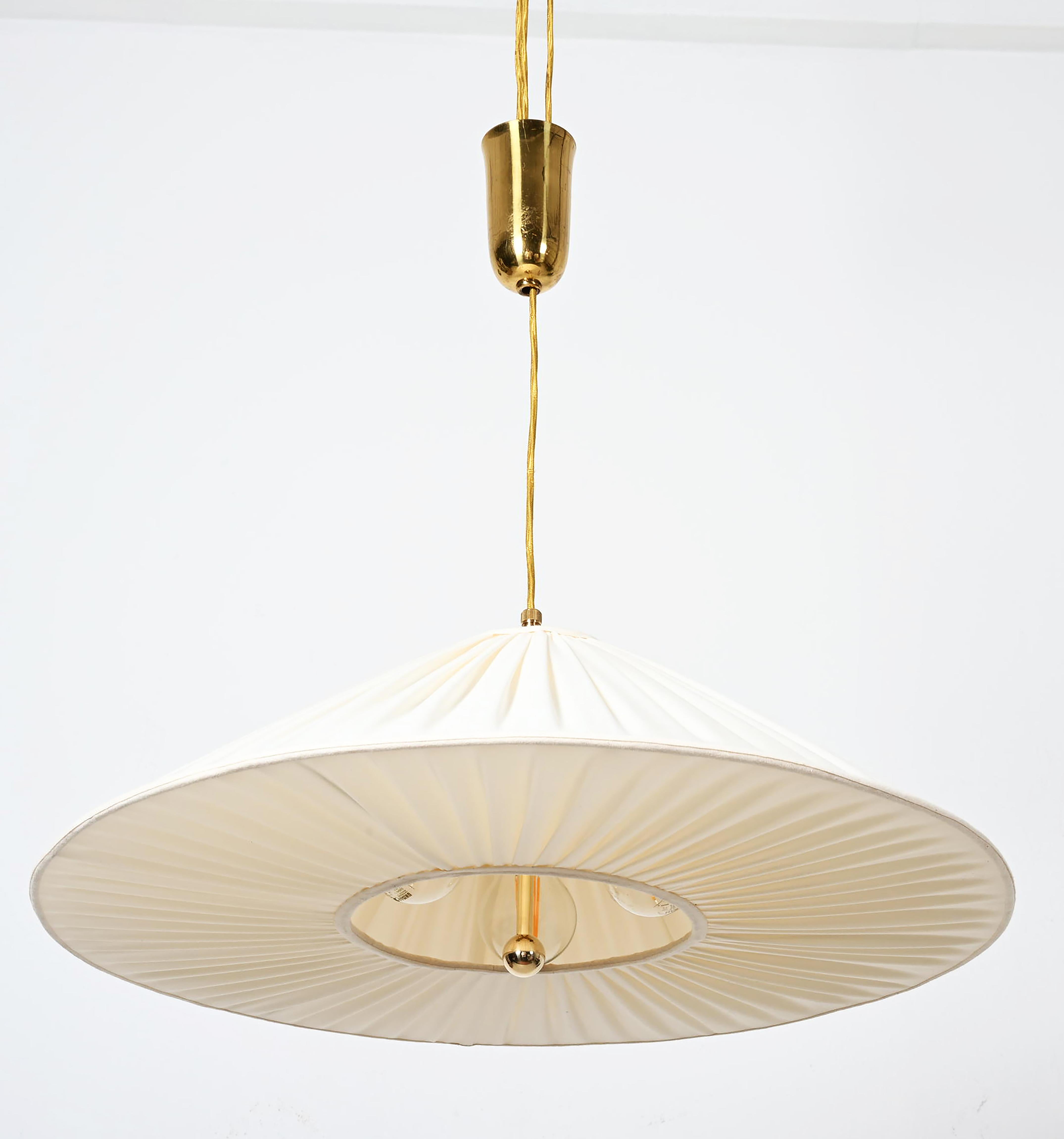 Lampada a sospensione in seta a contrappeso attribuita a Josef Frank in vendita 7