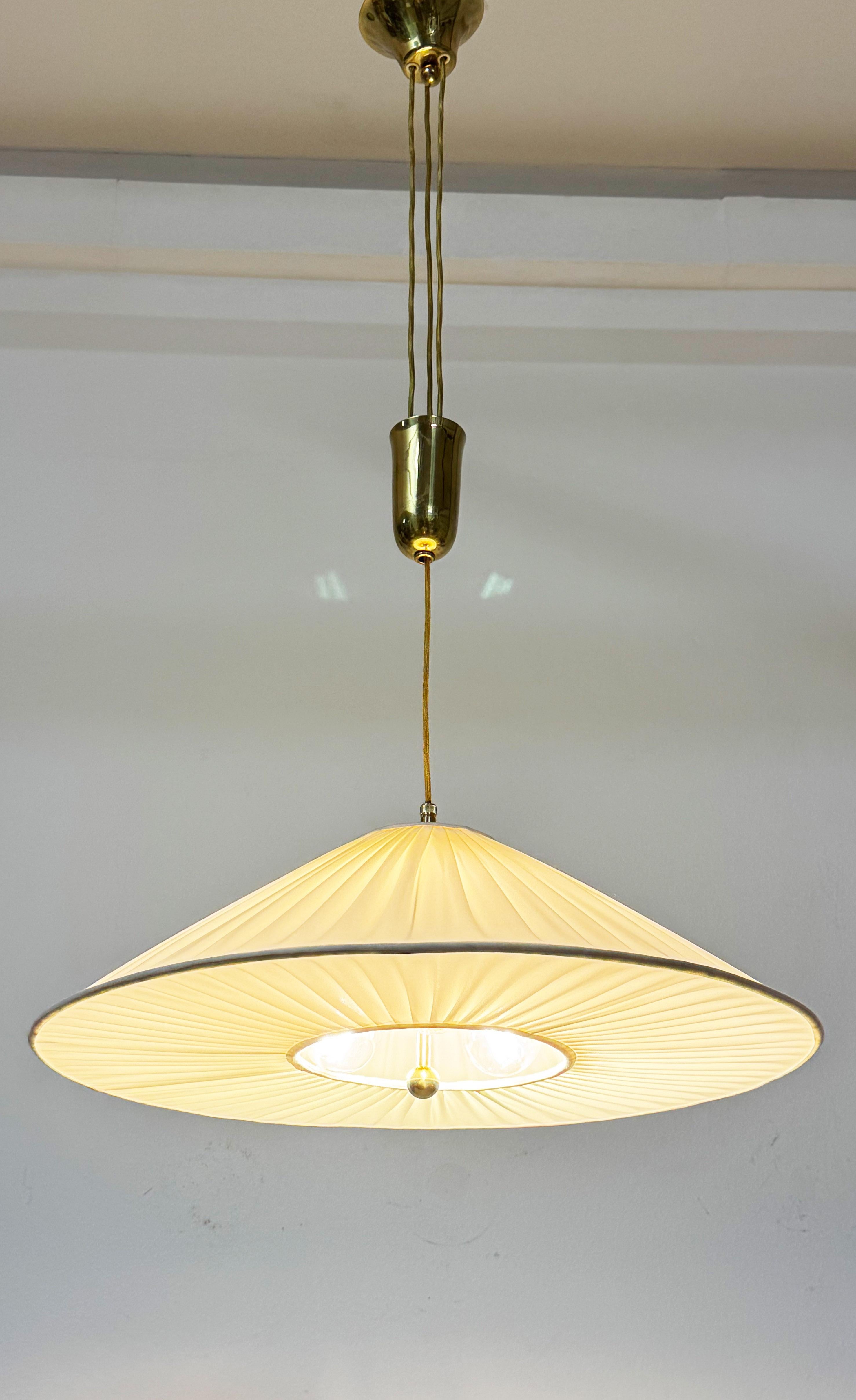 Lampada a sospensione in seta a contrappeso attribuita a Josef Frank in vendita 8