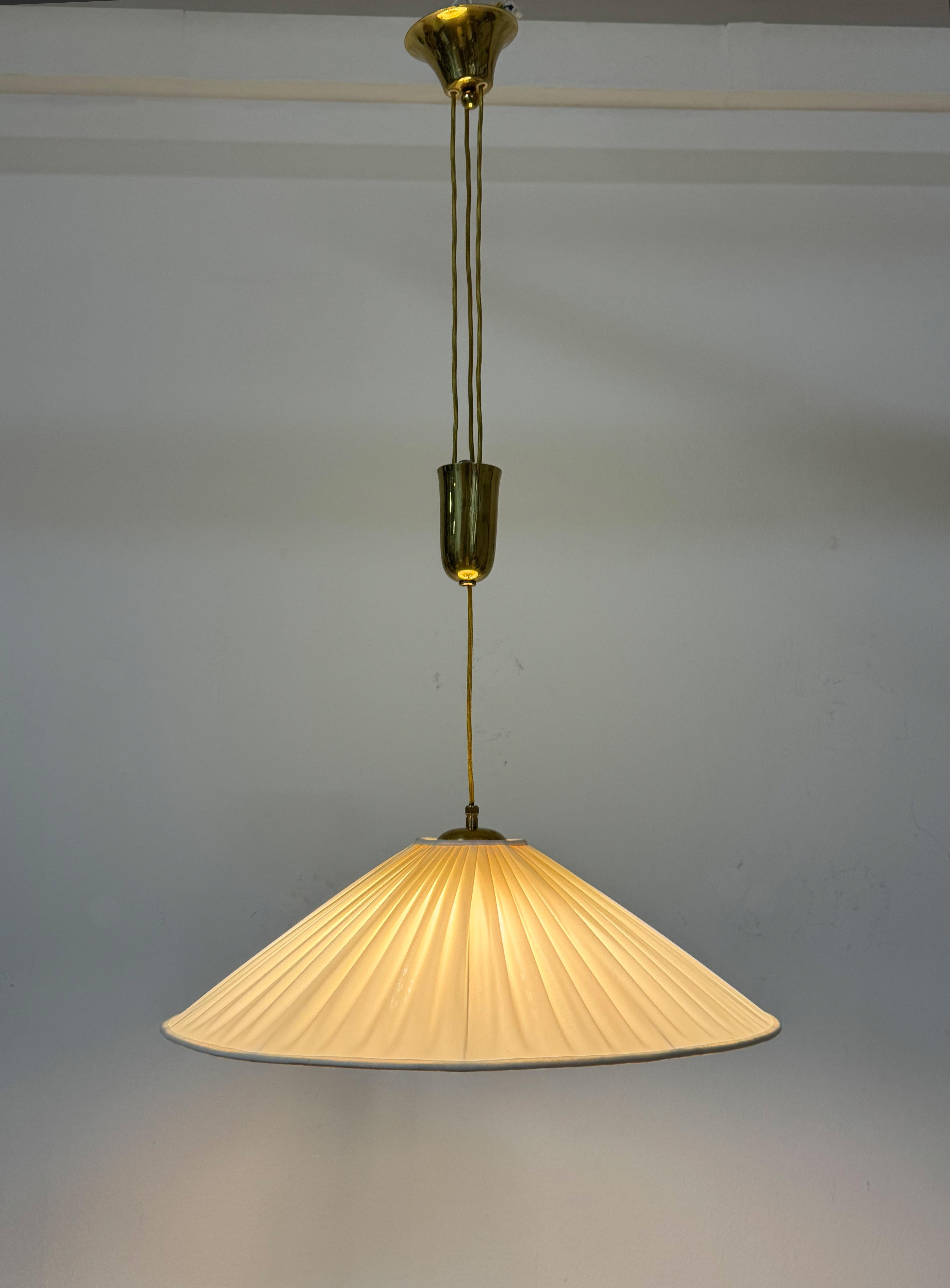 Lampada a sospensione in seta a contrappeso attribuita a Josef Frank in vendita 10