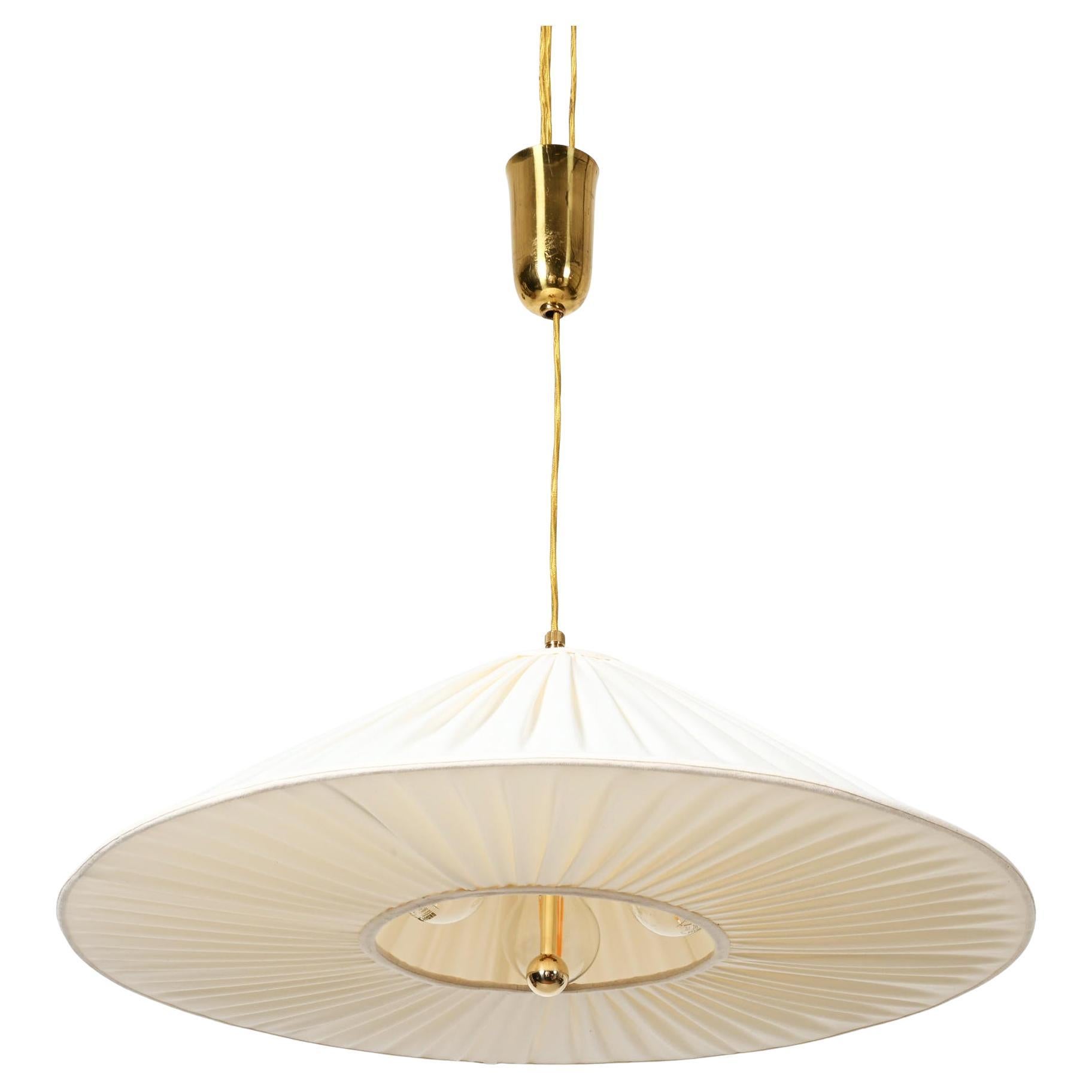 Raro pendente da banco in ottone regolabile in altezza. Design attribuito a Josef Frank e prodotto negli anni '30 e '90.  Dotato di tre prese E27. La lampada è completamente restaurata con impianto elettrico nuovo.
 