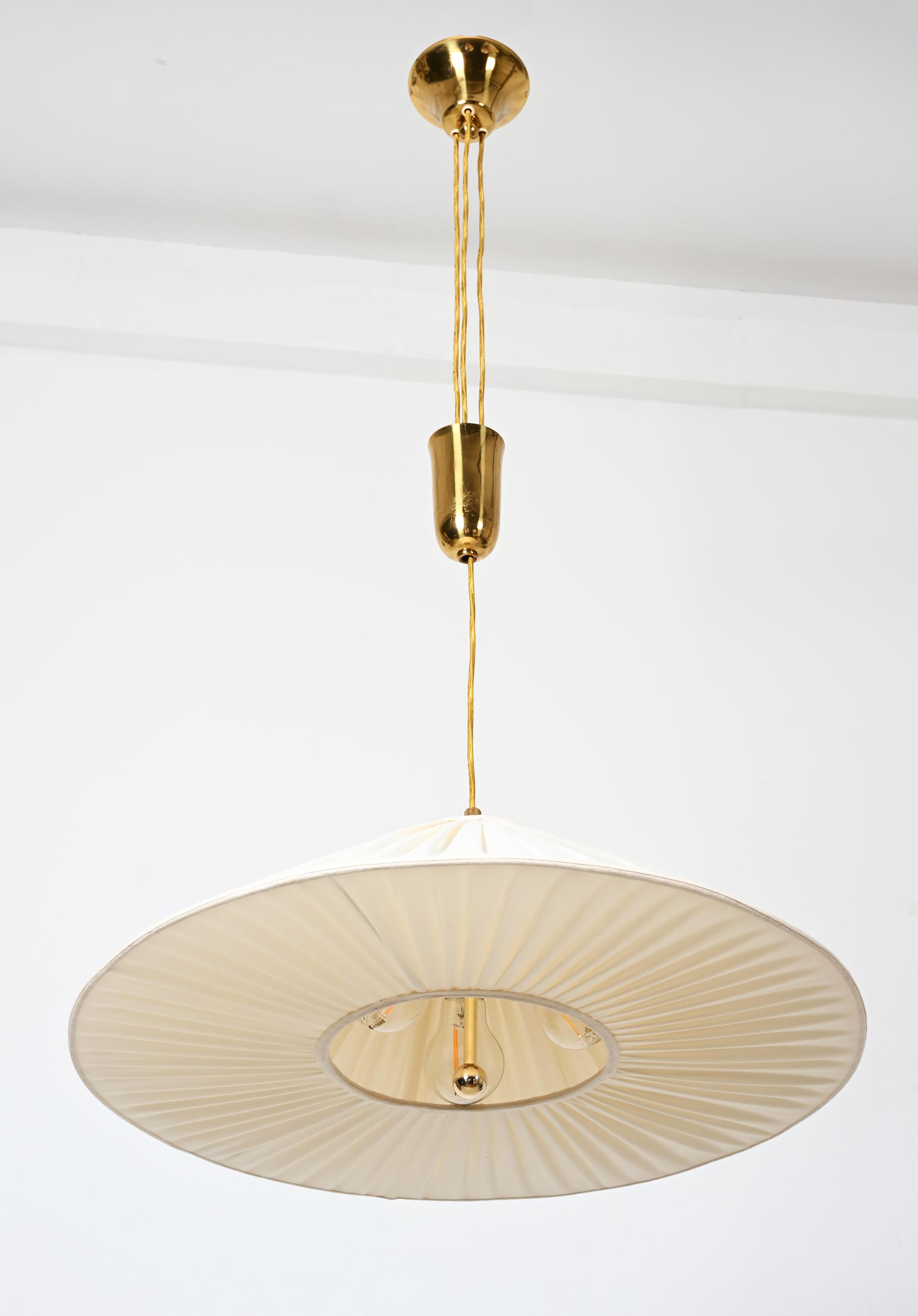 Austriaco Lampada a sospensione in seta a contrappeso attribuita a Josef Frank in vendita