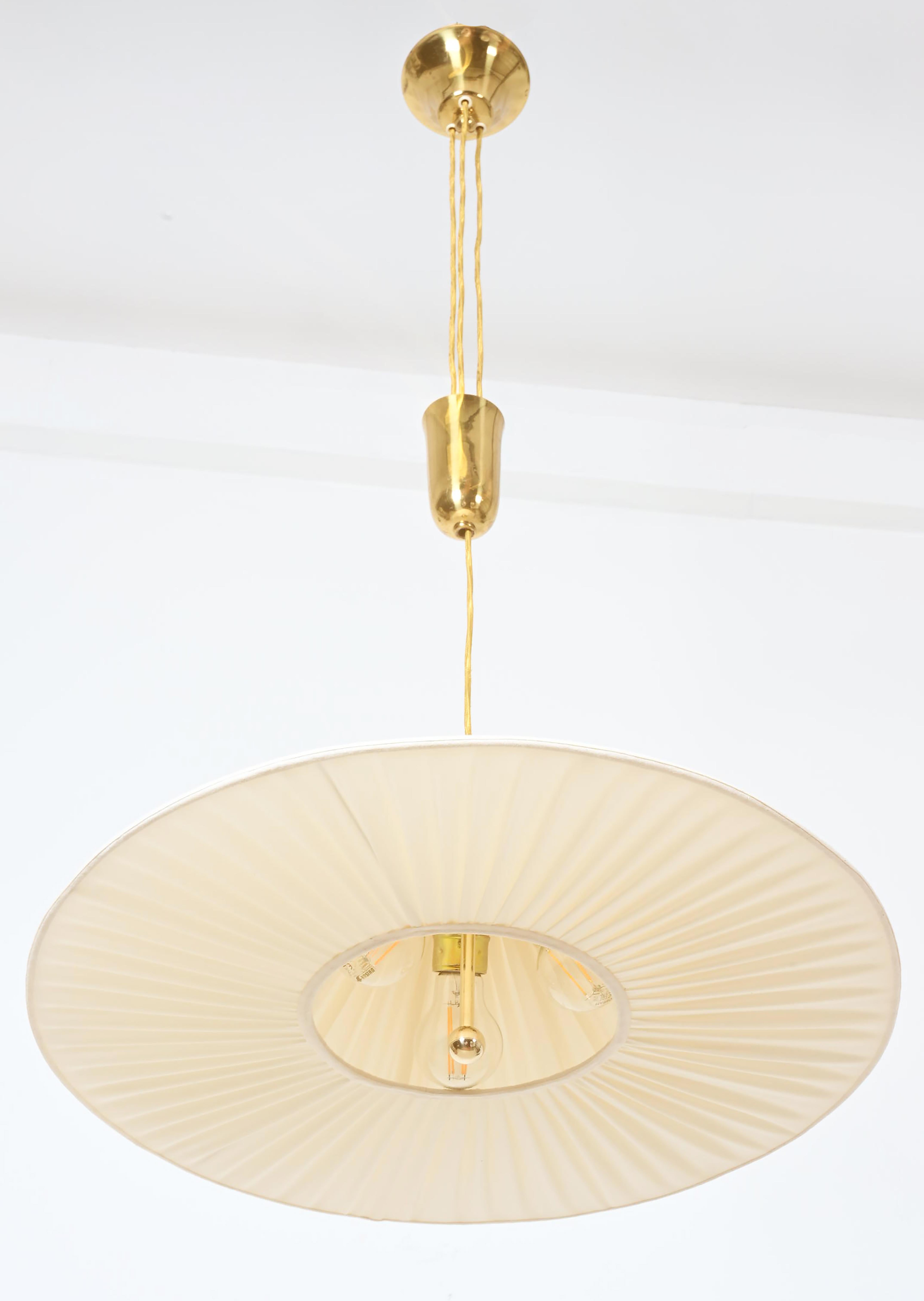 Lampada a sospensione in seta a contrappeso attribuita a Josef Frank In condizioni buone in vendita a Vienna, AT