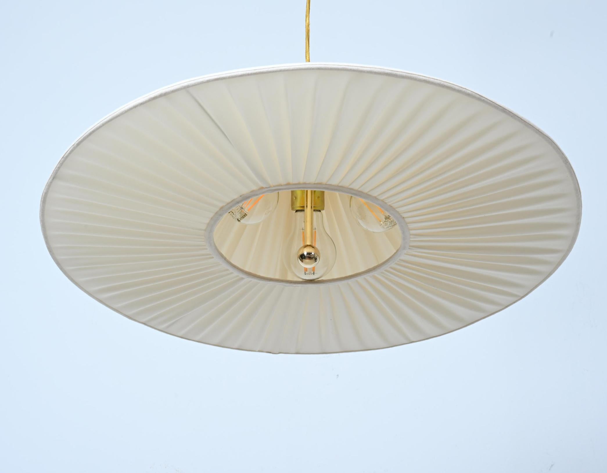 Metà XX secolo Lampada a sospensione in seta a contrappeso attribuita a Josef Frank in vendita