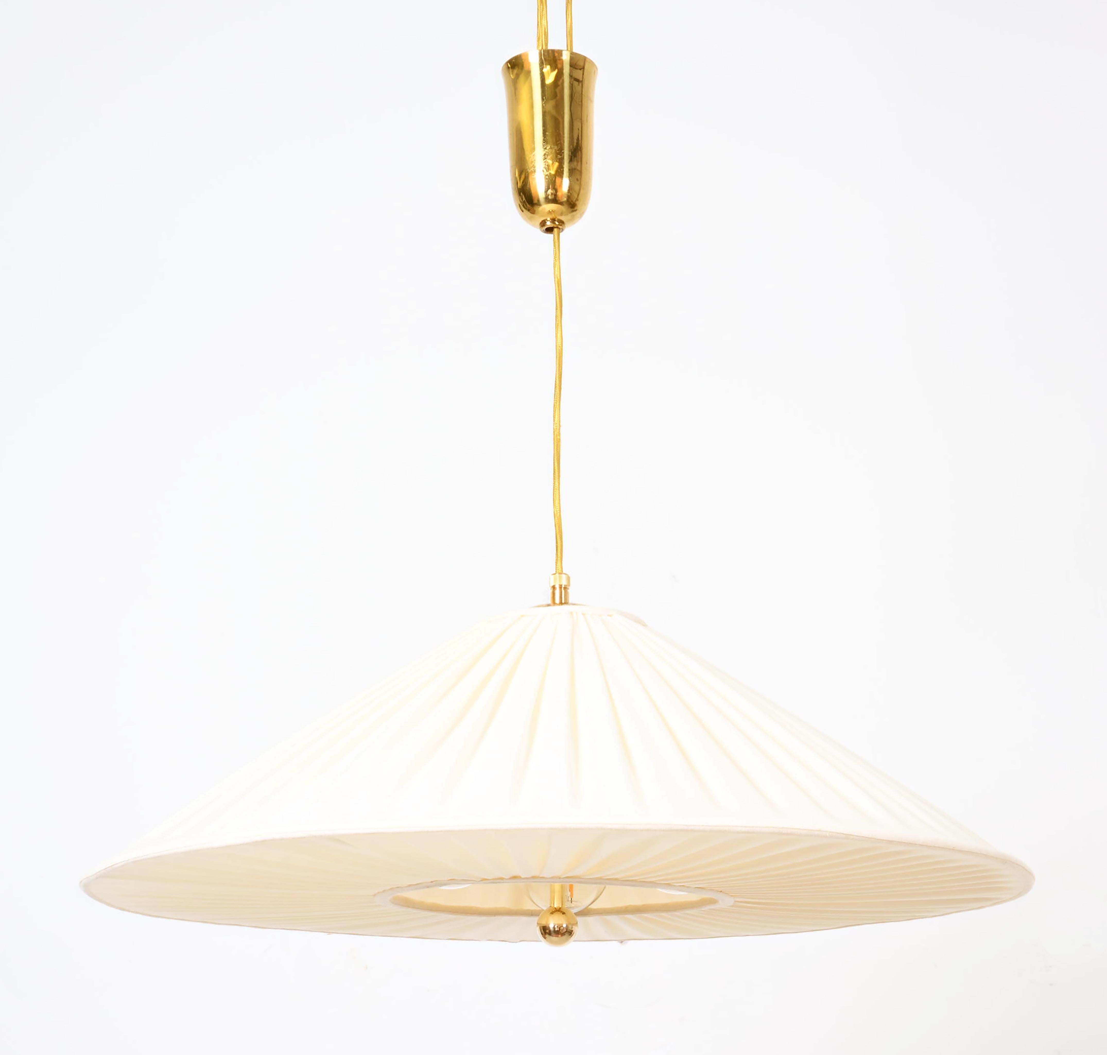 Ottone Lampada a sospensione in seta a contrappeso attribuita a Josef Frank in vendita