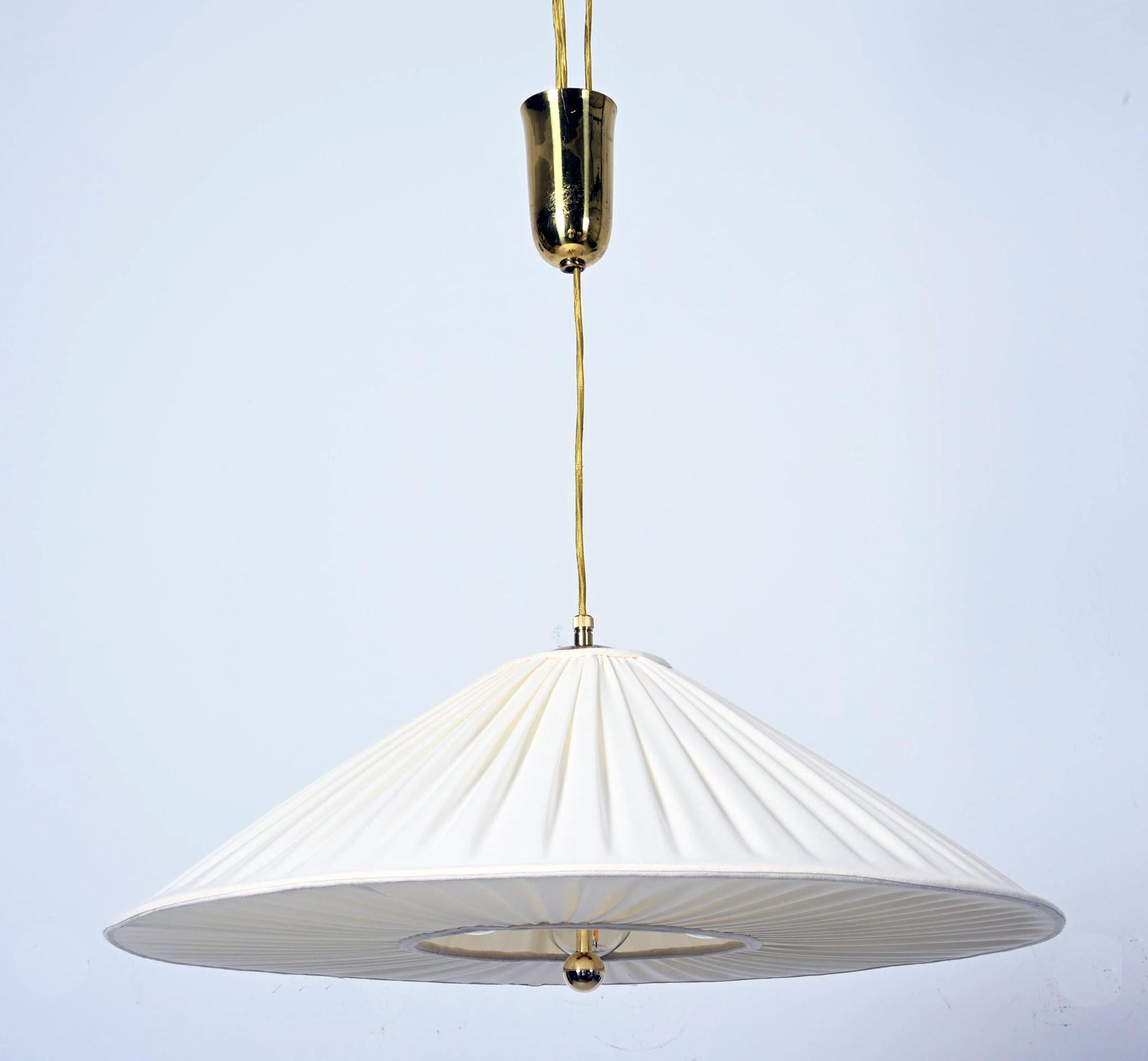 Lampada a sospensione in seta a contrappeso attribuita a Josef Frank in vendita 1