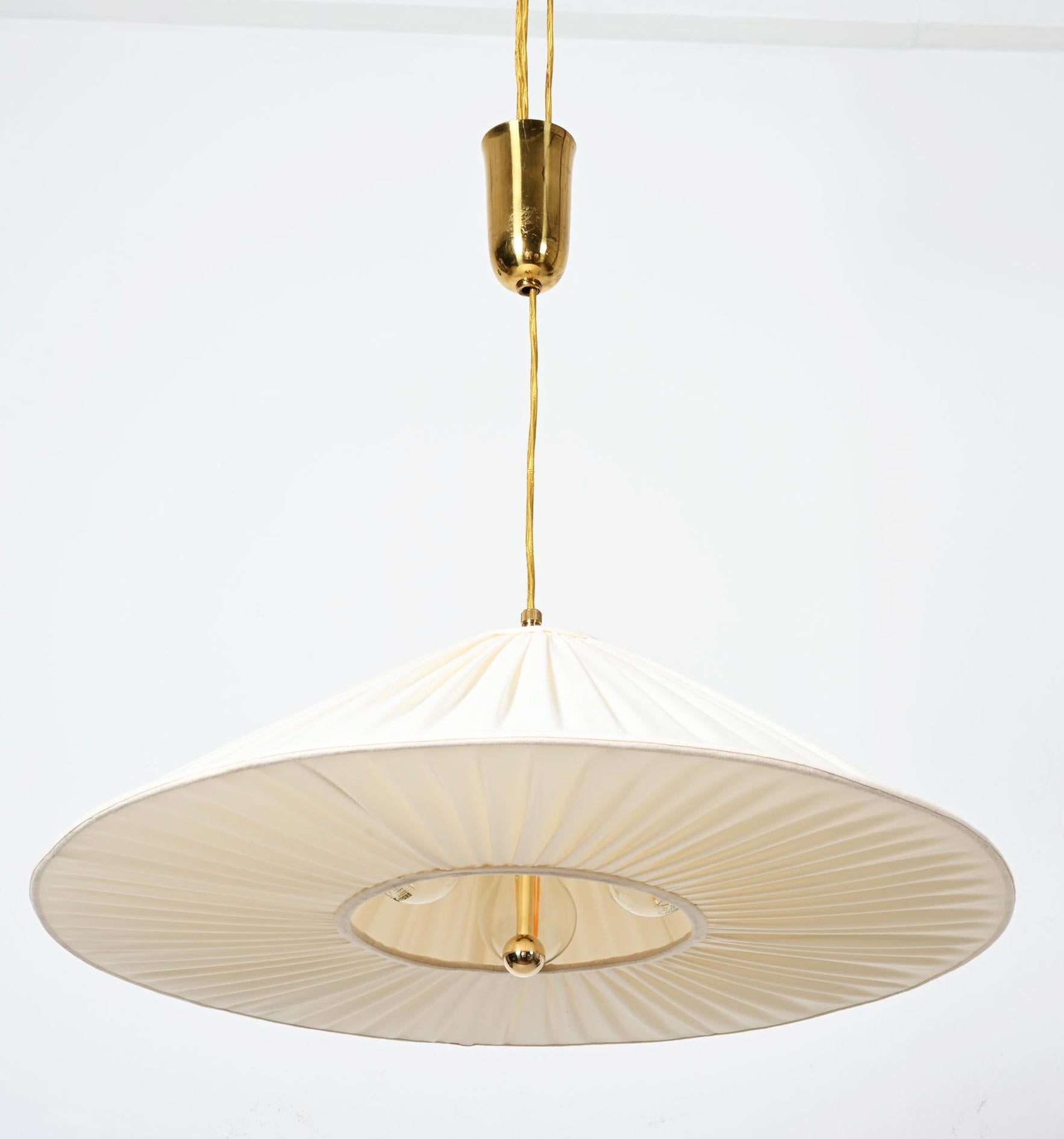 Lampada a sospensione in seta a contrappeso attribuita a Josef Frank in vendita 2