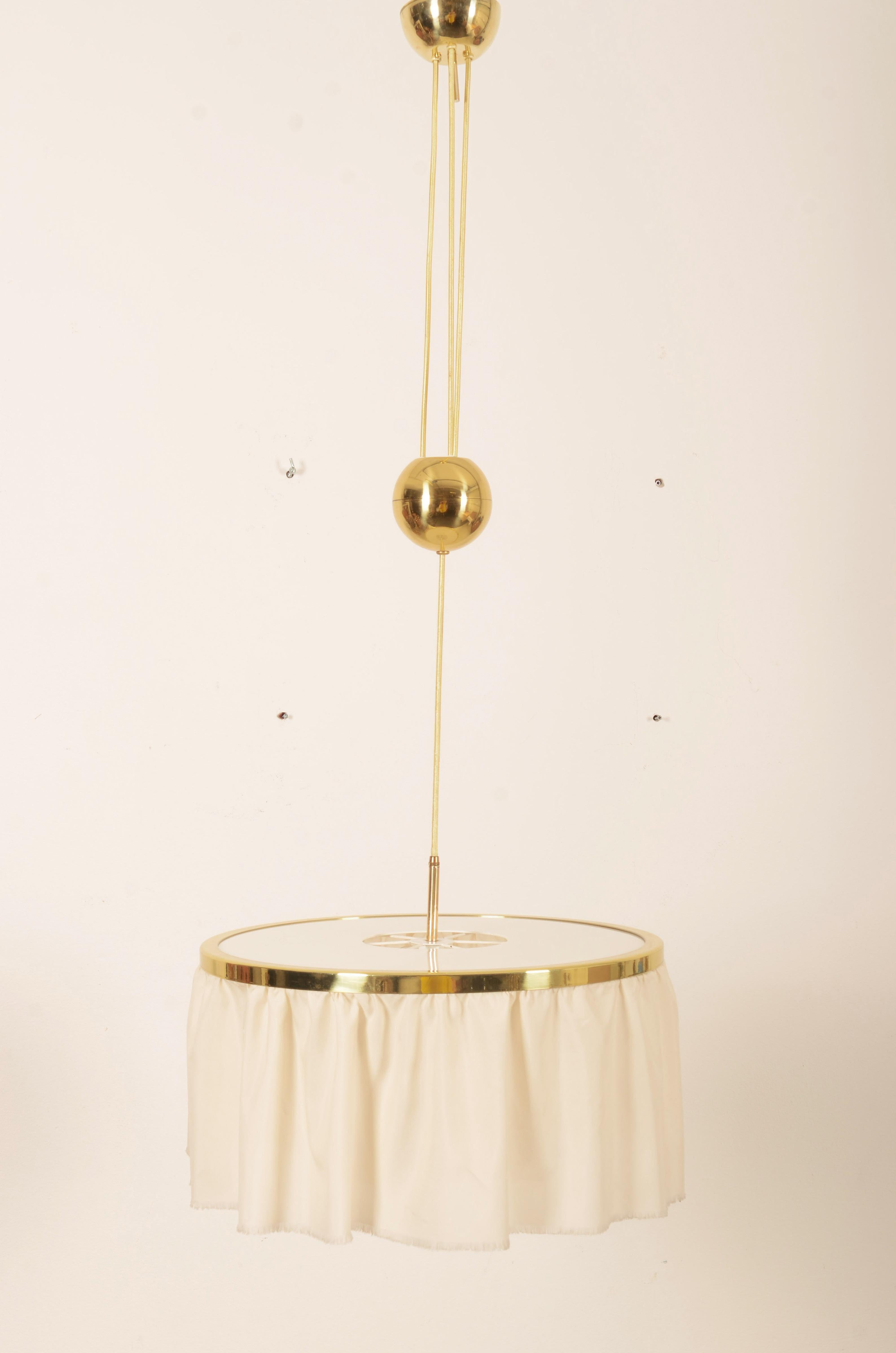 Lampe suspendue à contrepoids en laiton, réglable en hauteur, par J.T. Kalmar fabriqué au milieu du siècle dernier dans les années 1950 et conçu par Adolf Loos. Équipé de trois prises E27. La lampe est entièrement restaurée avec un nouveau système