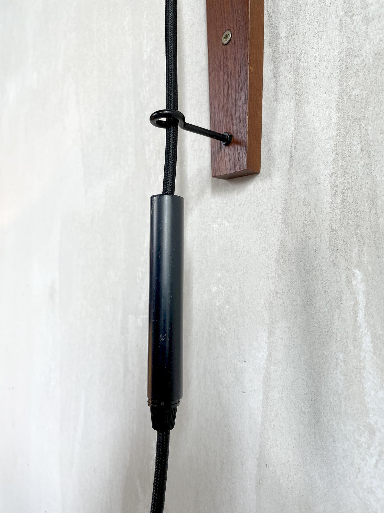Counterweight Wall Lamp, Sweden, 1960 In Good Condition For Sale In Catonvielle, FR