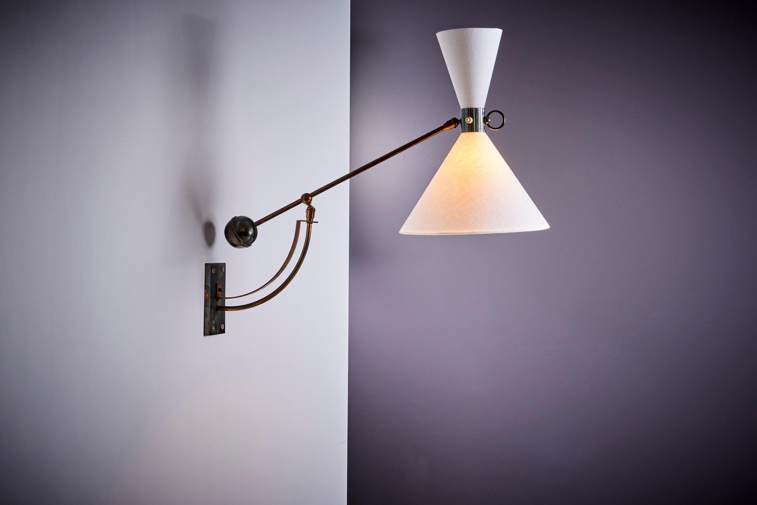 Wandlampe mit Gegengewicht, Frankreich - 1950er Jahre mit schöner Patina. Die angegebenen Maße gelten für die Lampe einschließlich des Schirms. Die Höhe ist einstellbar. 