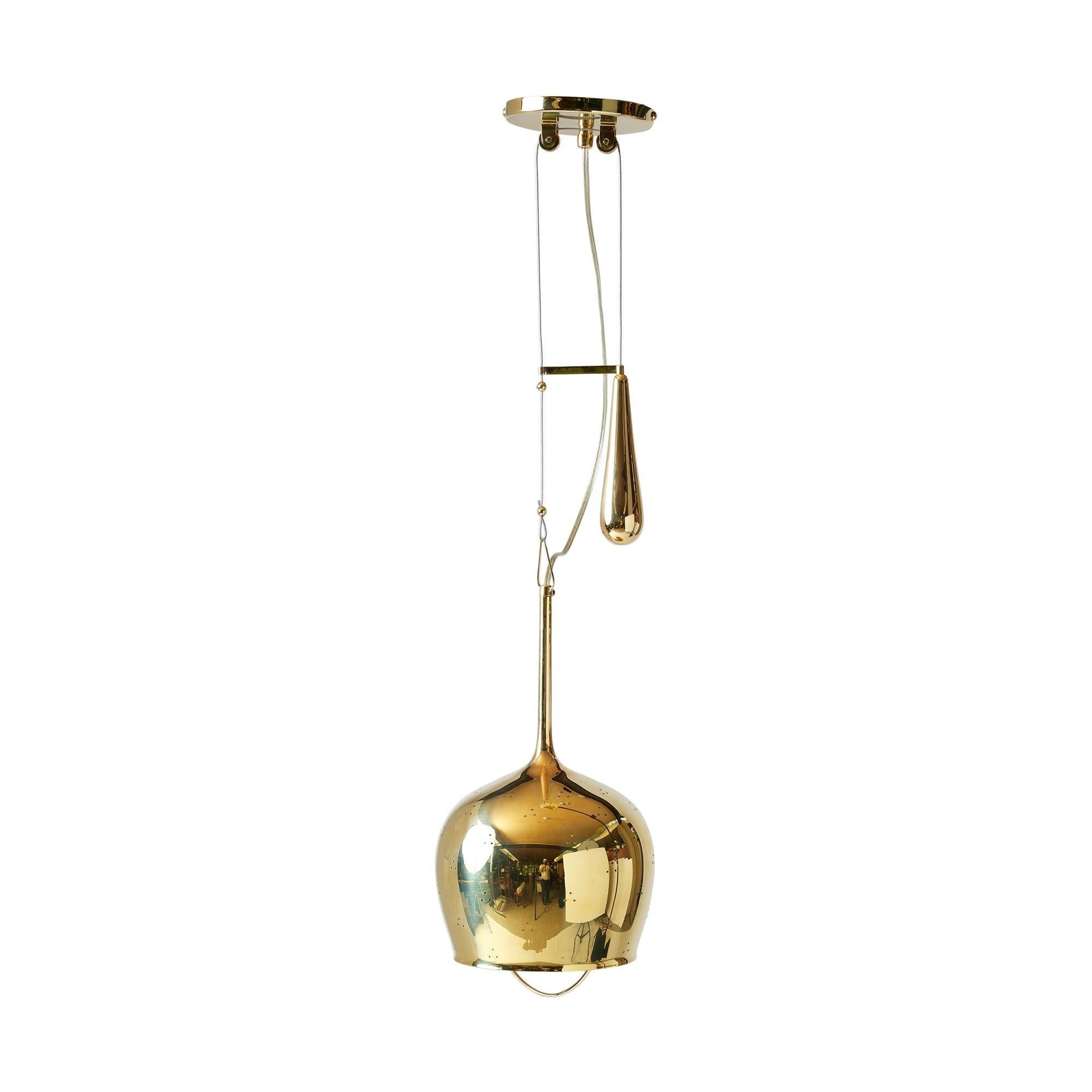 Una lampada a sospensione controbilanciata. Questo apparecchio in ottone presenta una silhouette a bicchierino di brandy rovesciato con delicate perforazioni. La lunghezza è regolabile ed è completata da una maniglia in ottone massiccio per una